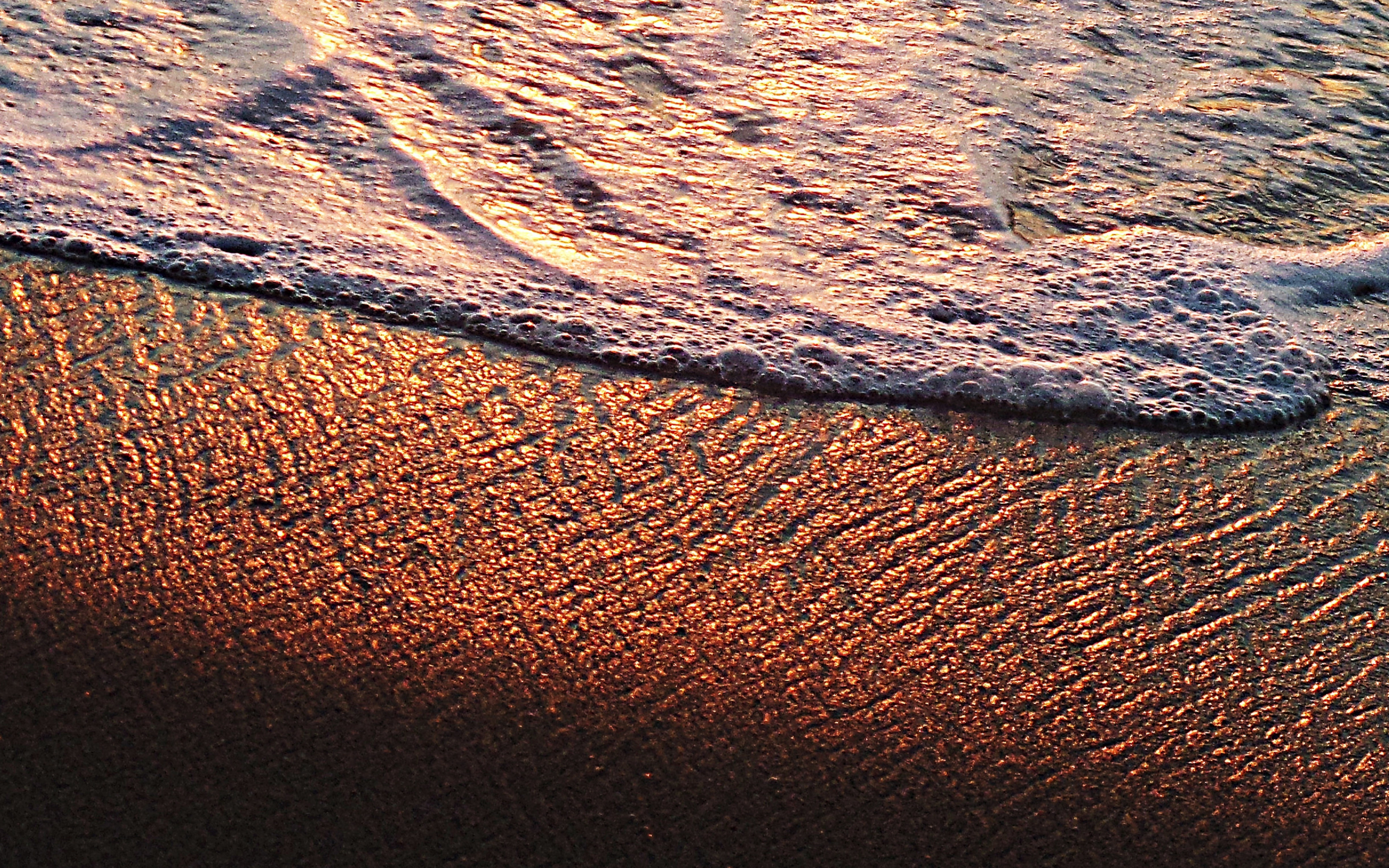 Beach, foam, sand, close up, 2880x1800 wallpaper