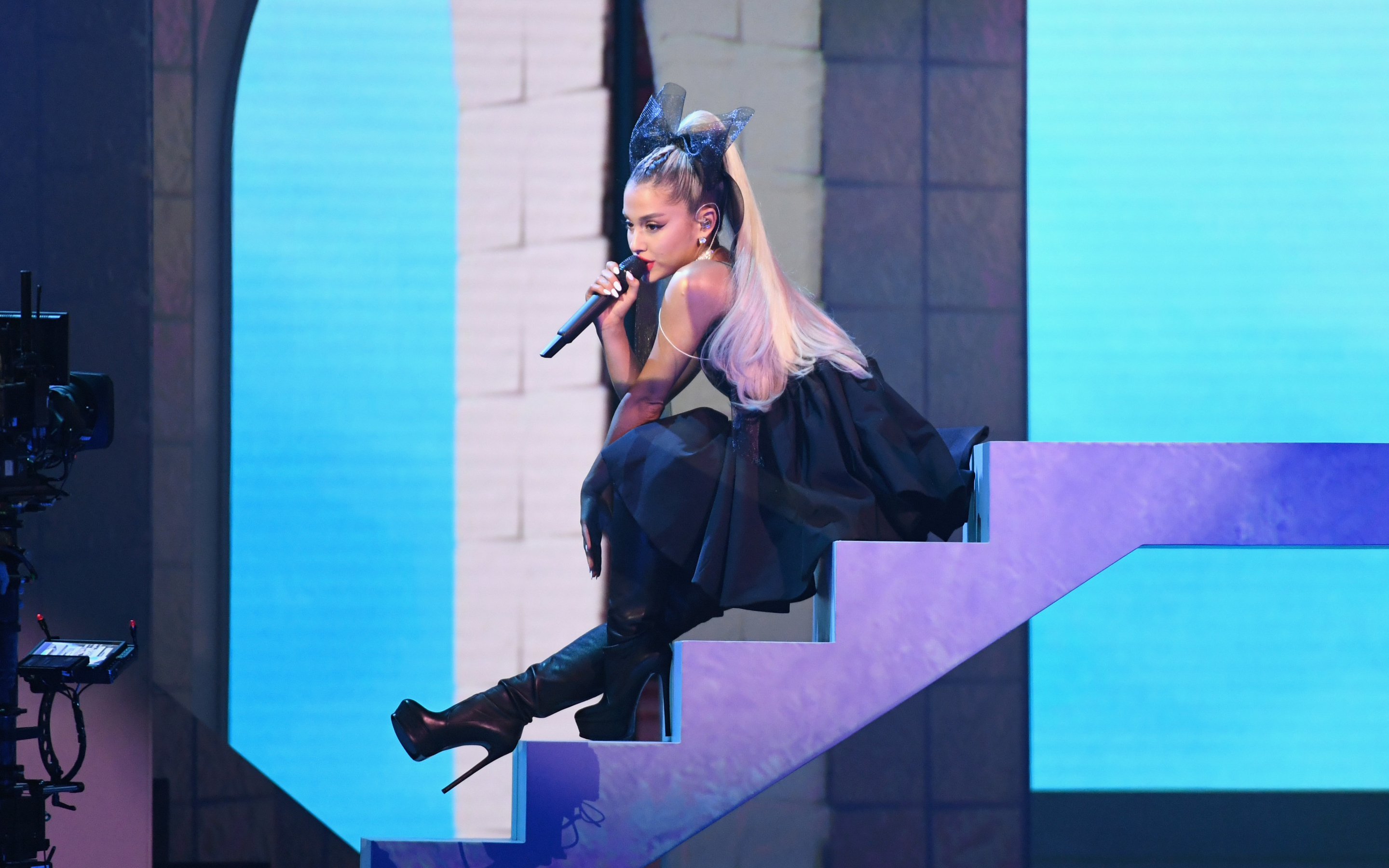 2018, beautiful, stair, sit, Ariana Grande, concert, 2880x1800 wallpaper