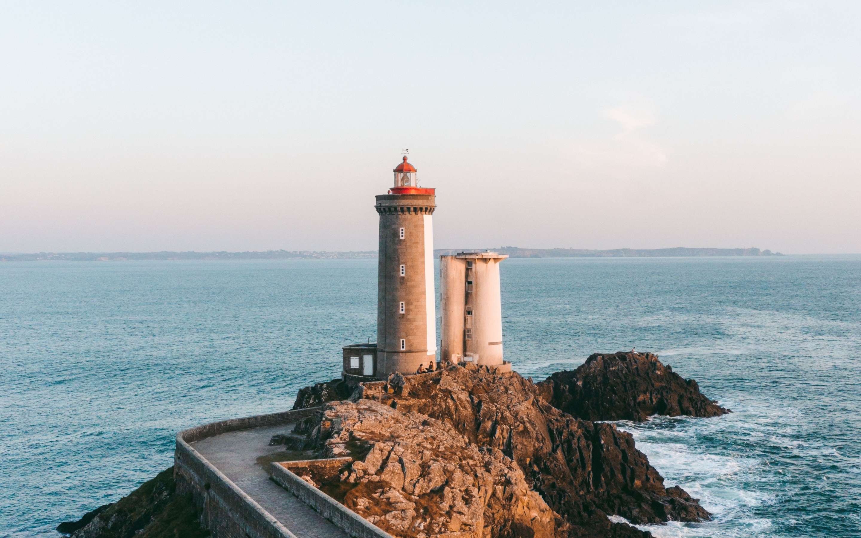 Lighthouse at coast, sea, 2880x1800 wallpaper