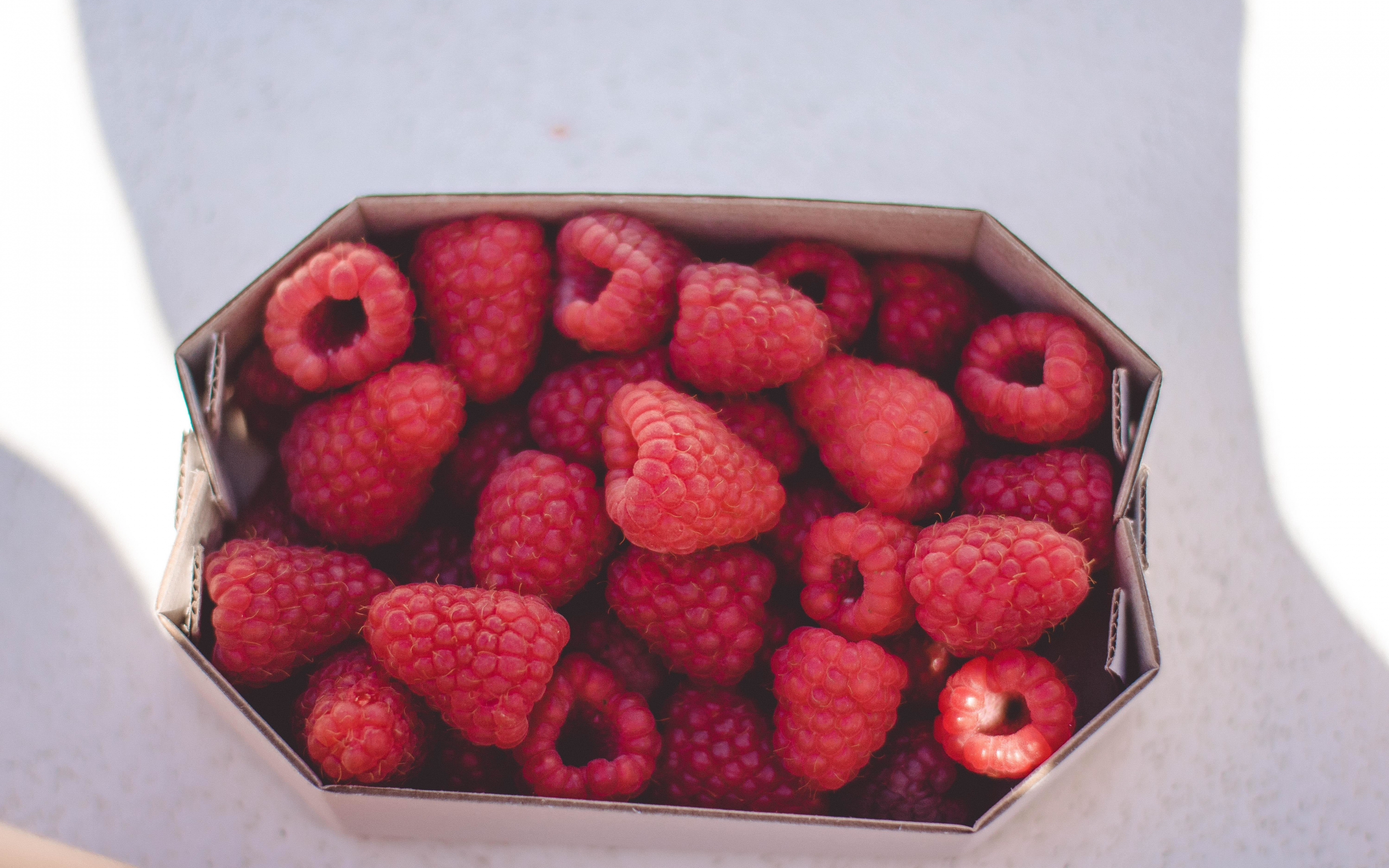 Raspberries, fruits, red, box, 2880x1800 wallpaper
