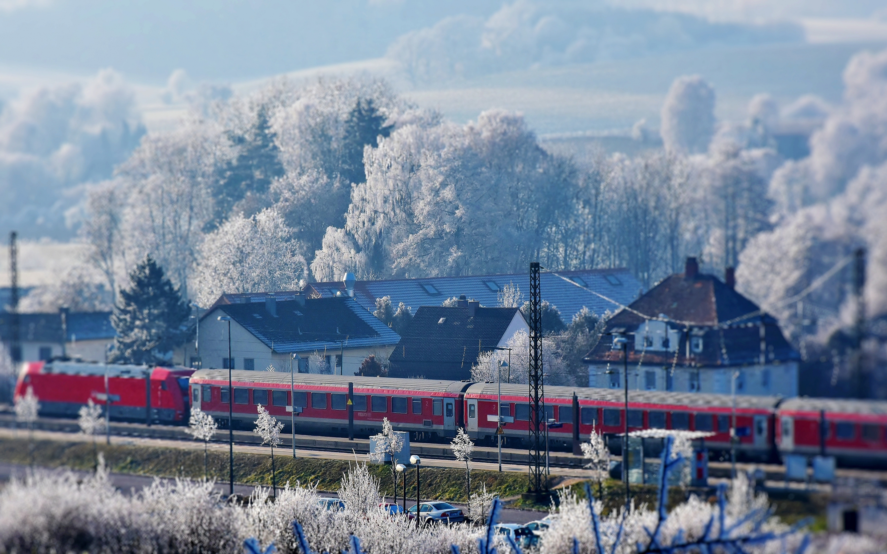 Train, winter, snowfrost, houses, town, 2880x1800 wallpaper