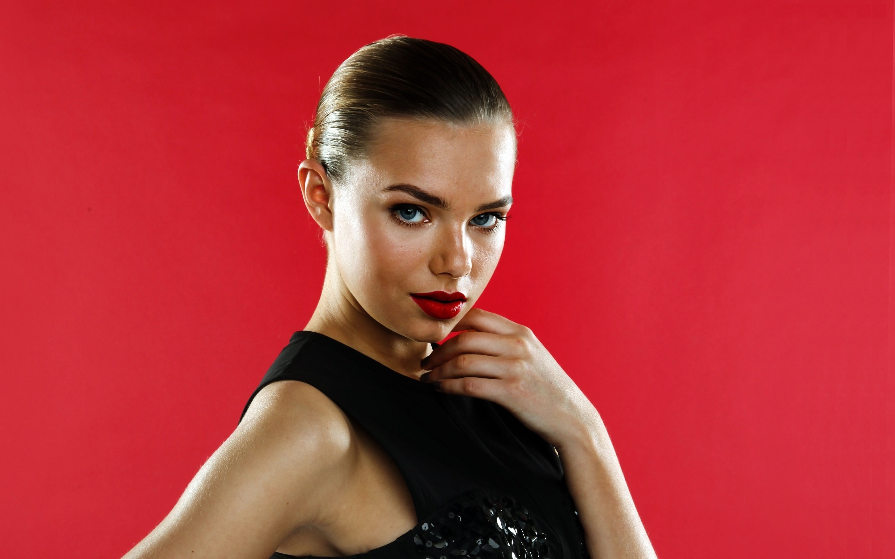 Red lips, pretty and gorgeous, Indiana Evans, 2880x1800 wallpaper