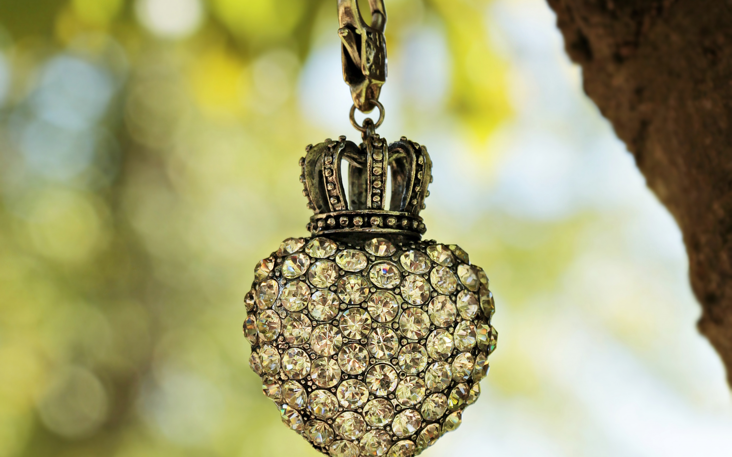 Keychain, heart, crown, jewellery, bokeh, 2880x1800 wallpaper