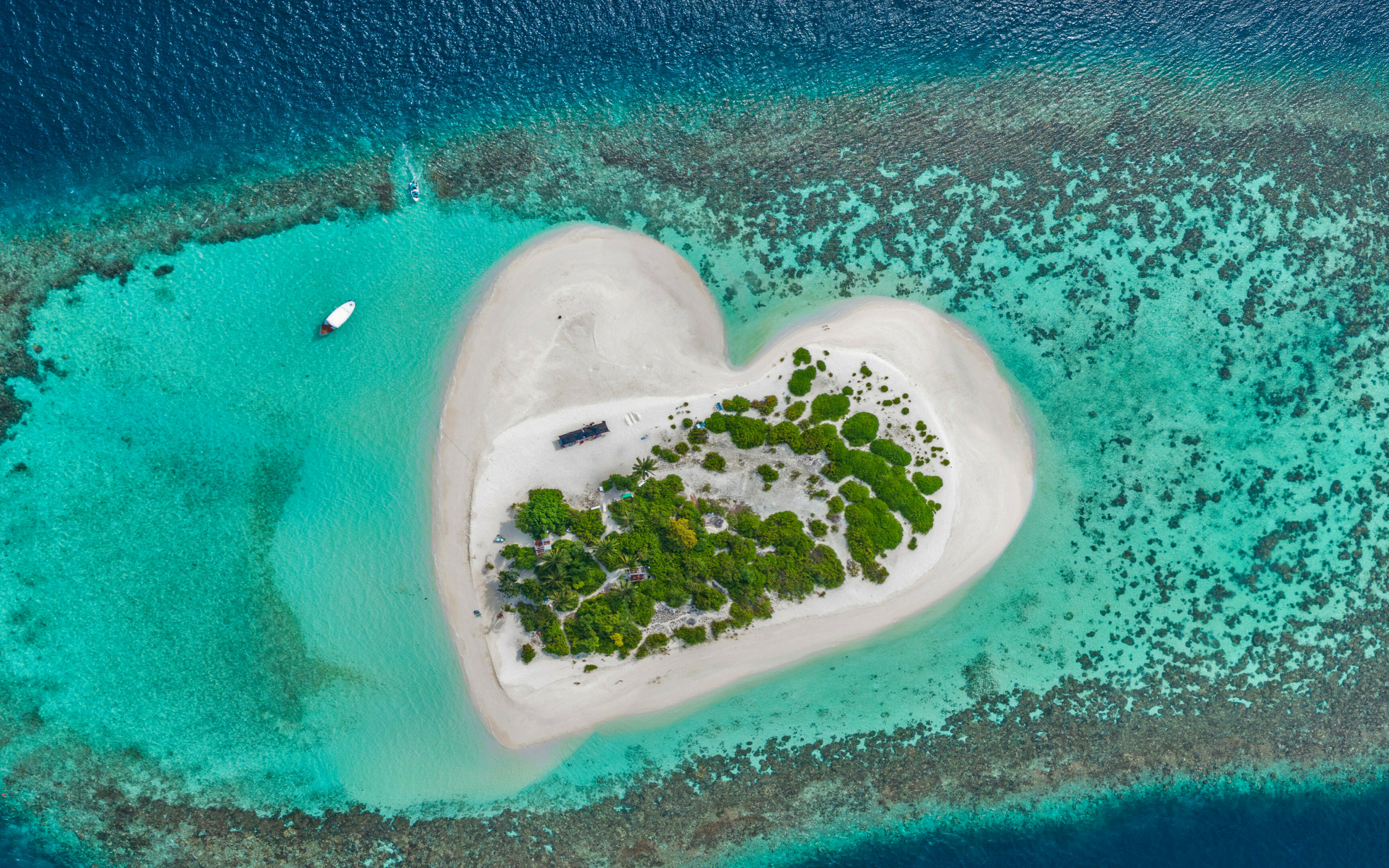 Heart island, beach, sea, aerial view, 2880x1800 wallpaper