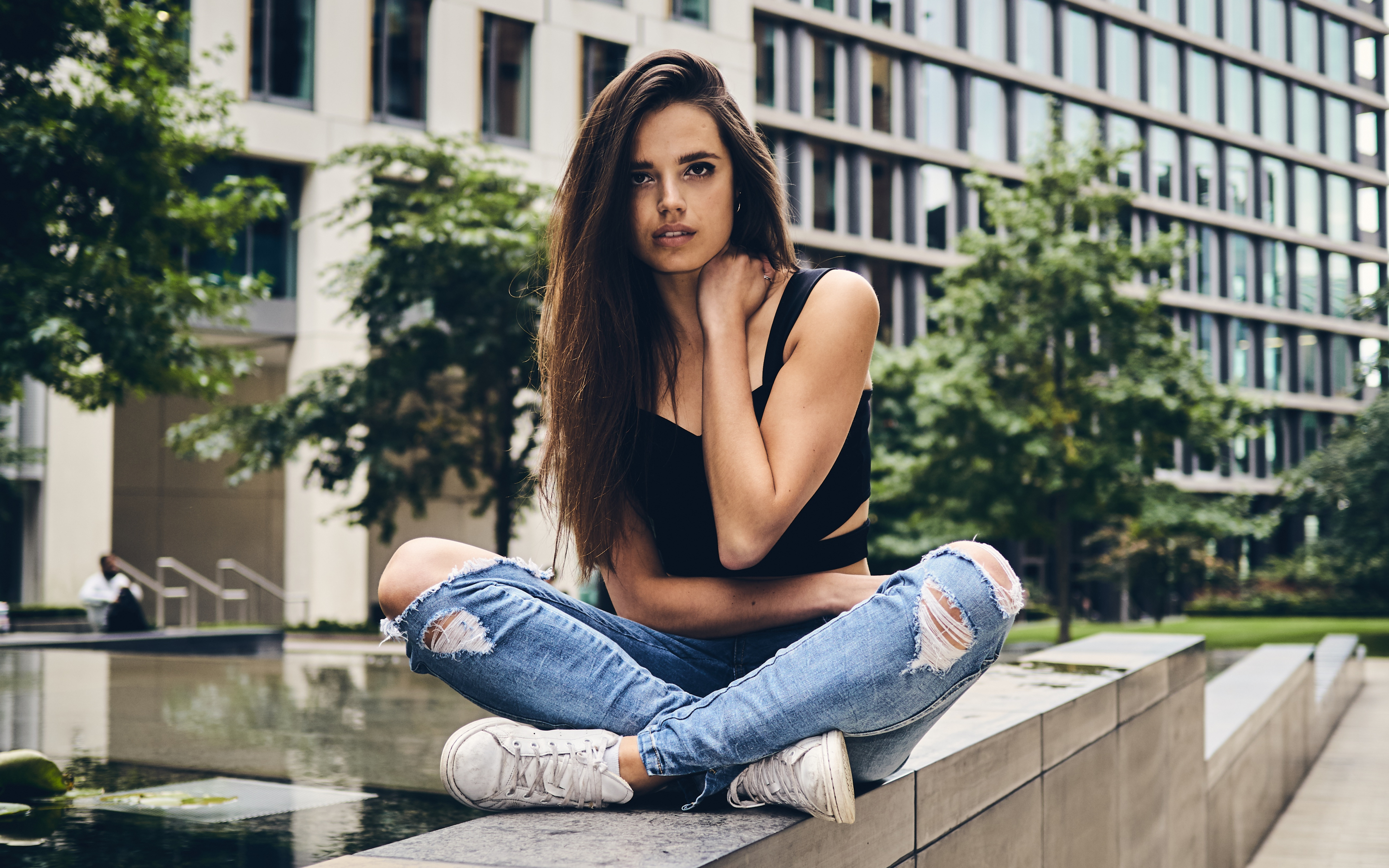 Brunette, girl model, teared jeans, sit, 2880x1800 wallpaper