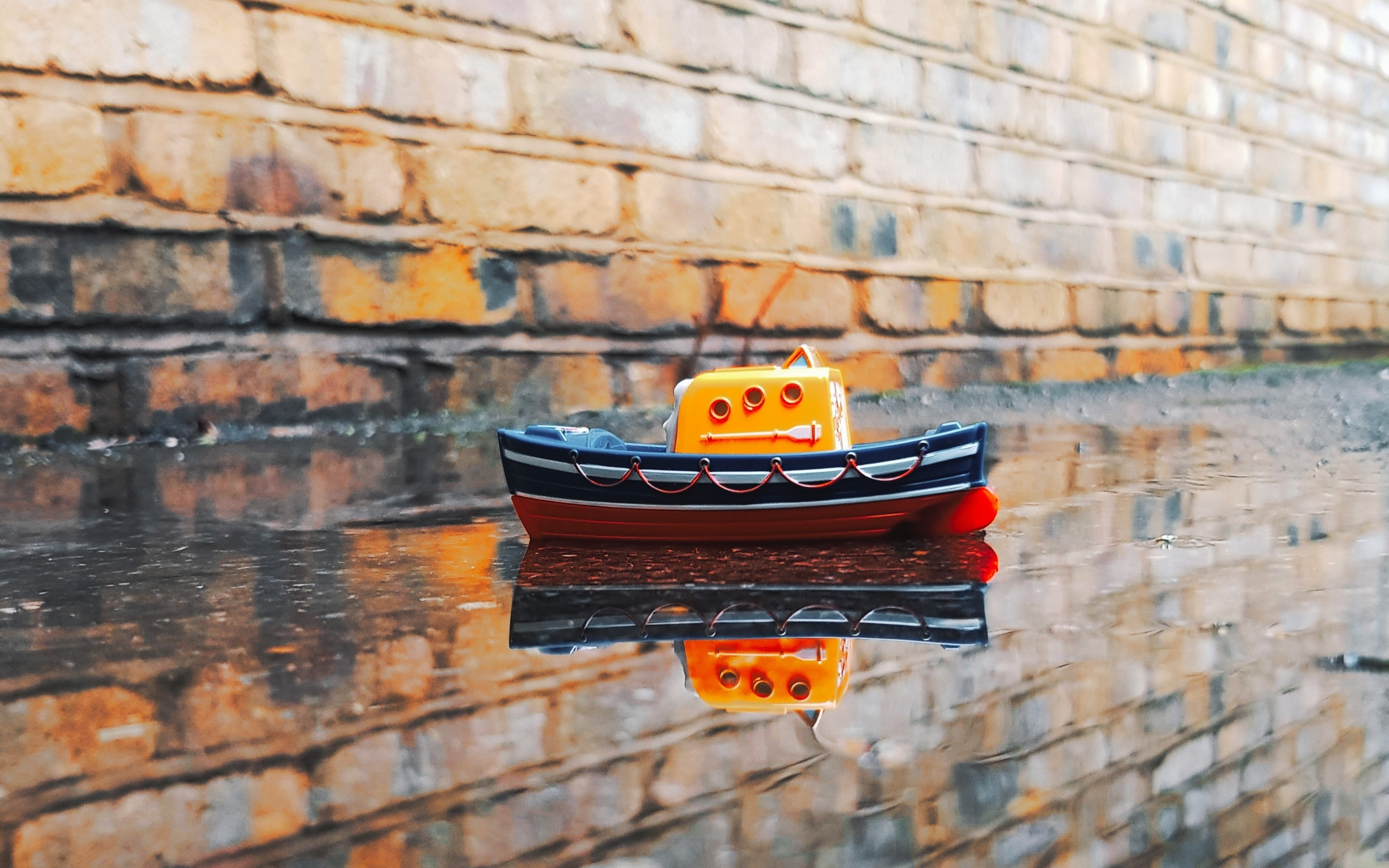 Boat, toy, float, reflections, 2880x1800 wallpaper