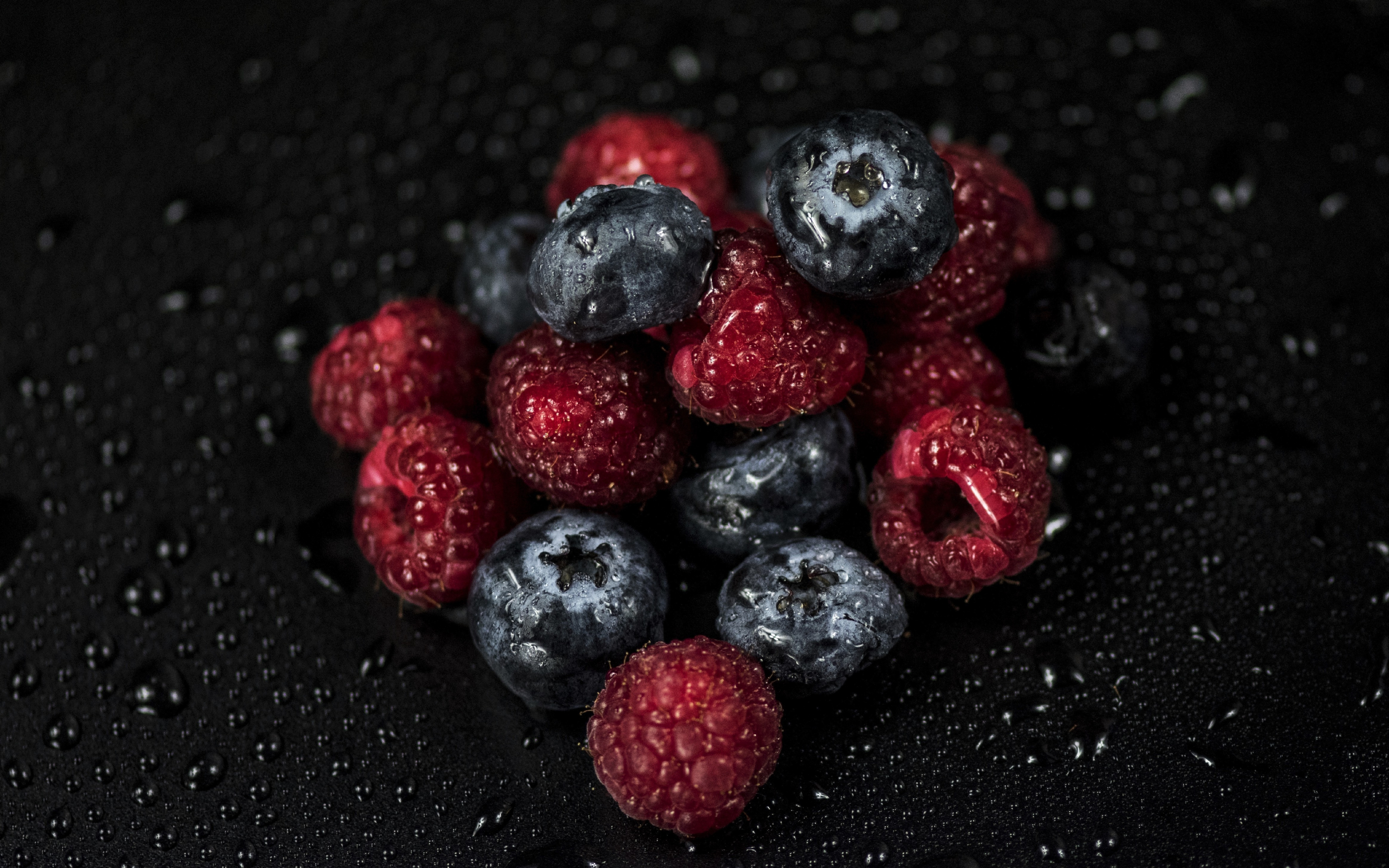 Raspberries, blueberries, fruits, drops, 2880x1800 wallpaper