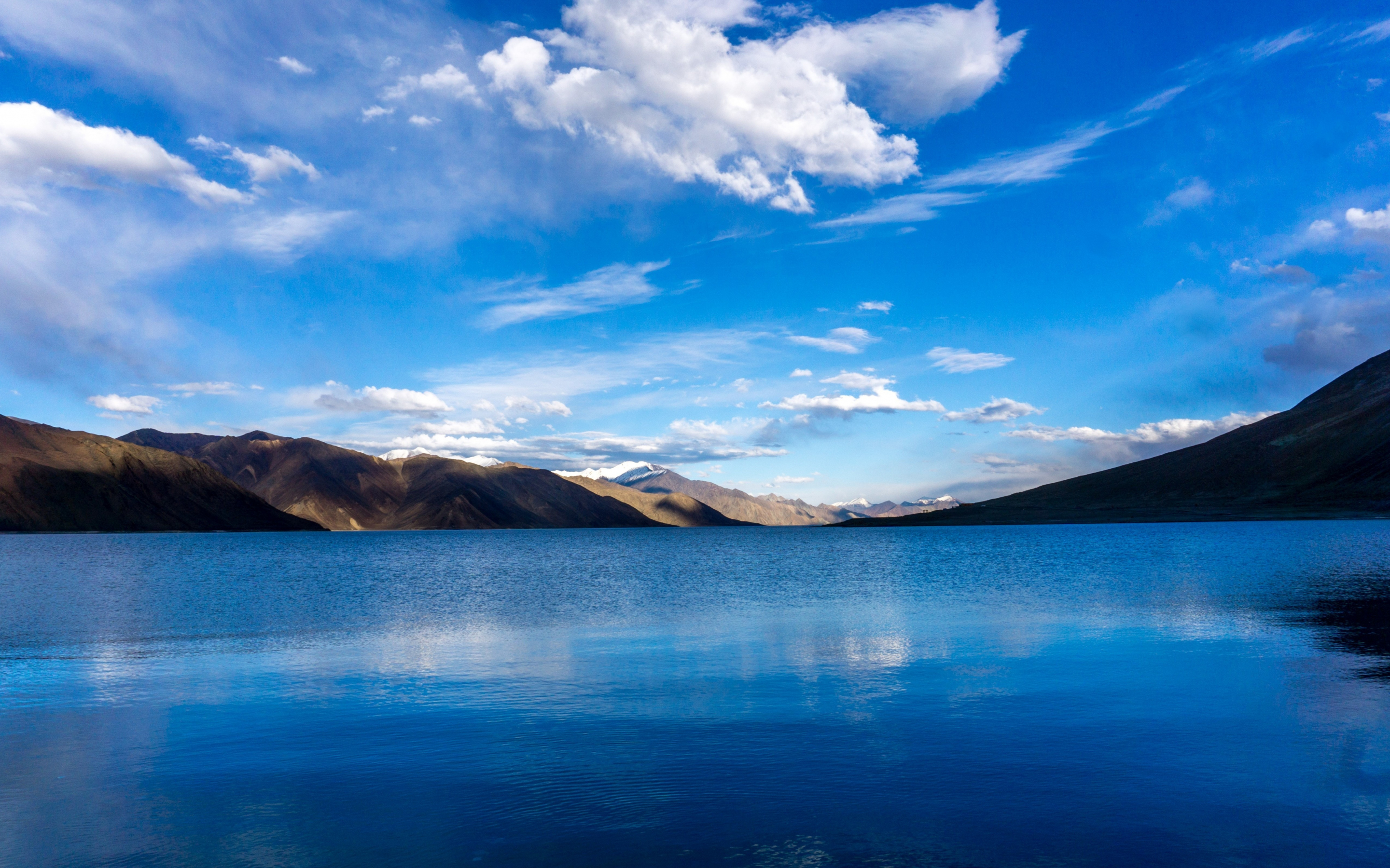 Lake, mountains, sunny day, sky, clouds, nature, 2880x1800 wallpaper