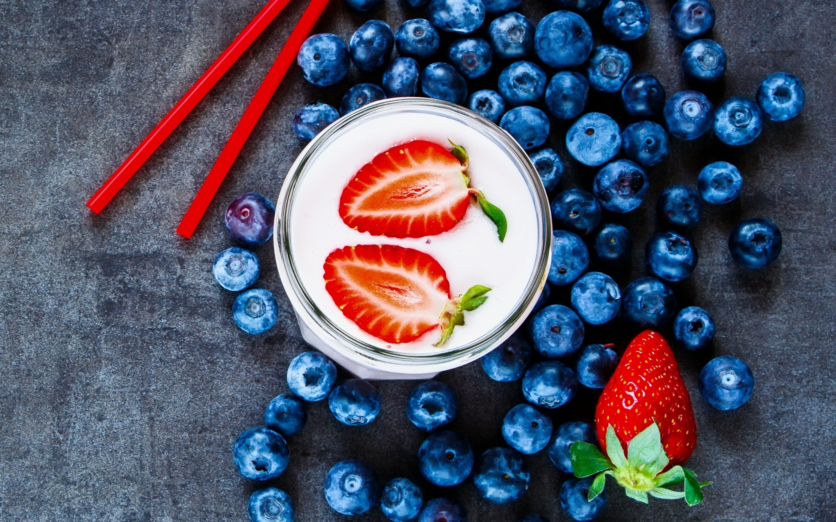 Blueberries, milkshake, strawberry, drink, 2880x1800 wallpaper