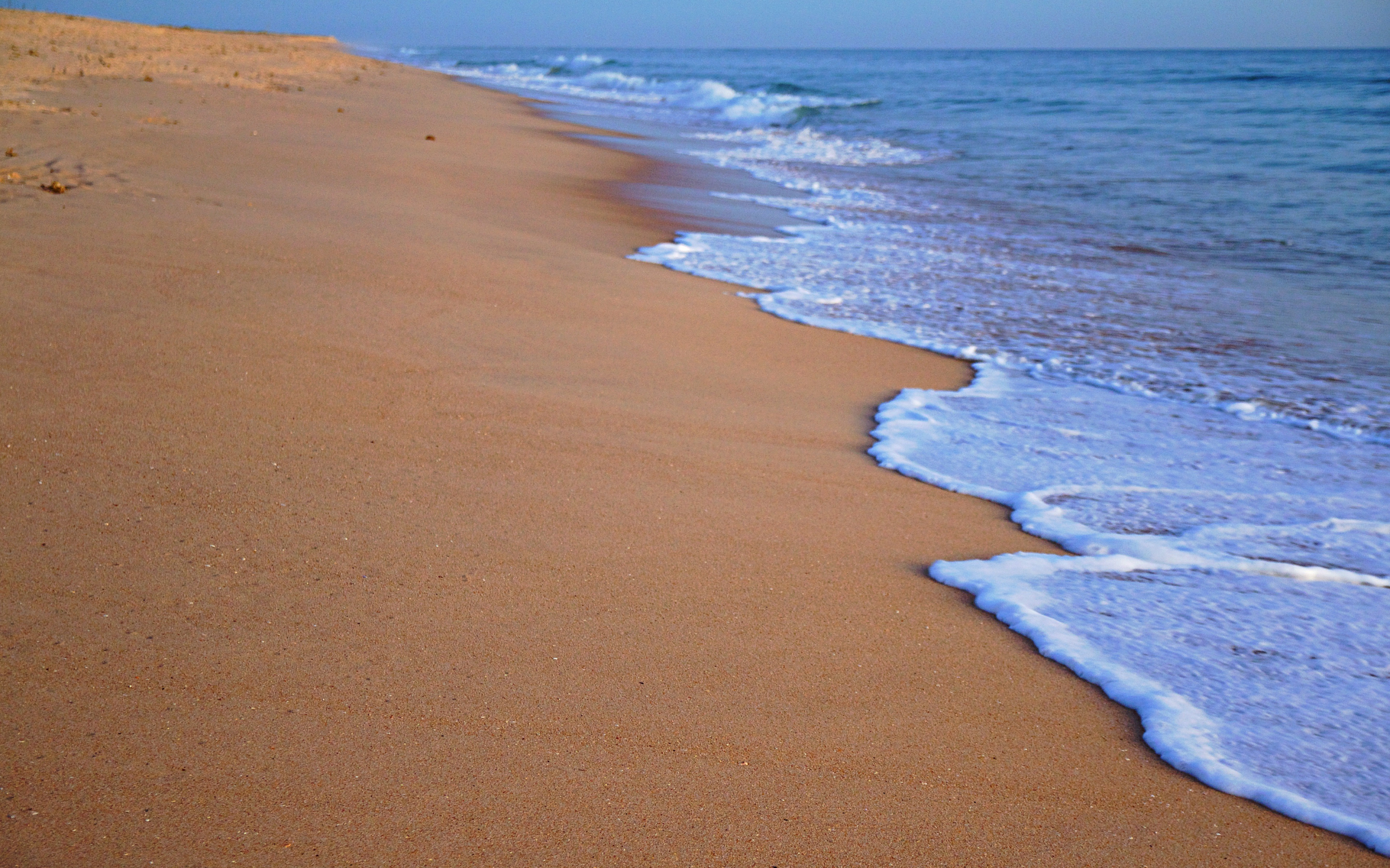 Sand, beach, sea waves, foam, 2880x1800 wallpaper