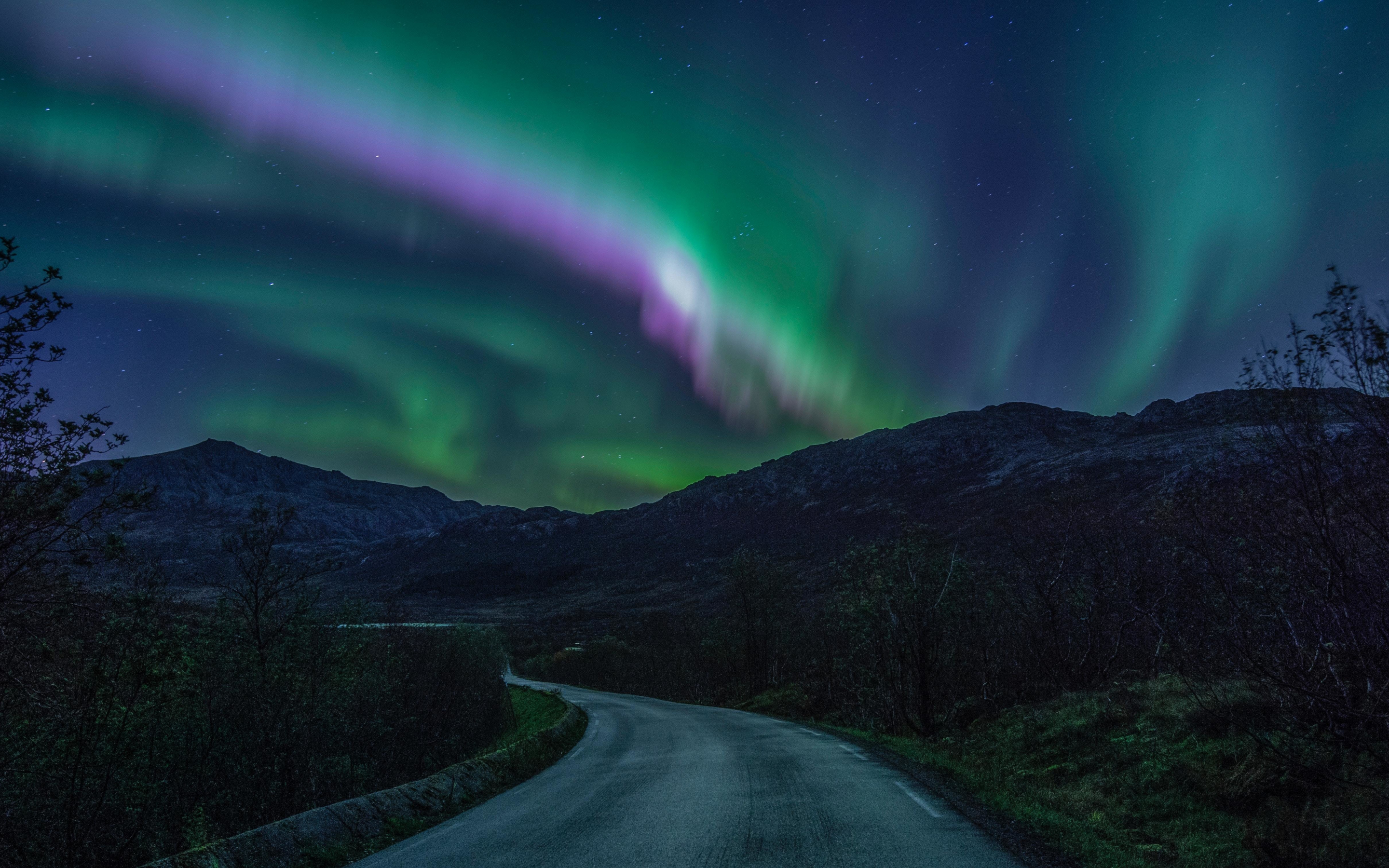Colorful skies, night, Northern Lights, road, 2880x1800 wallpaper