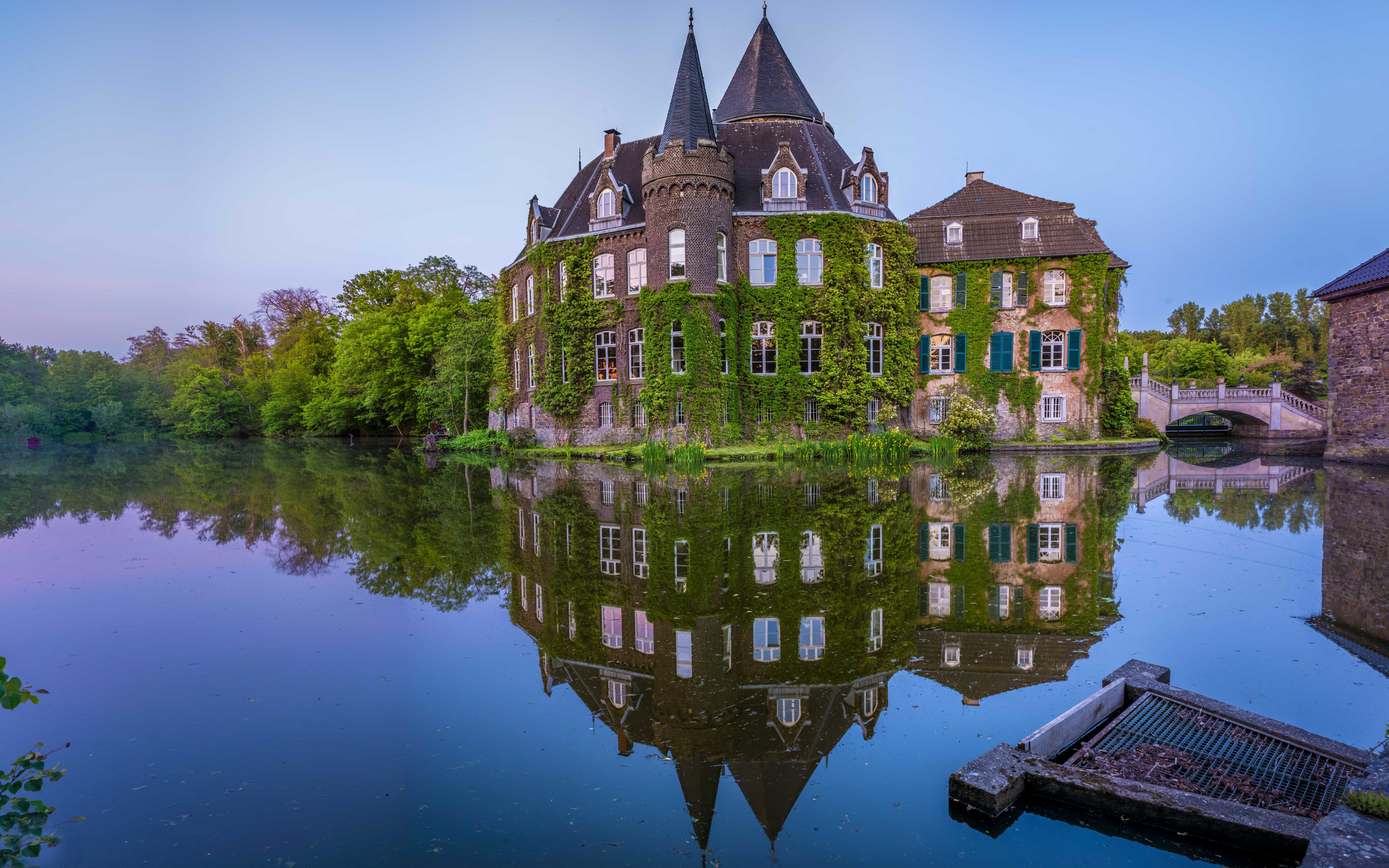 Castle, lake, old architecture, reflections, 2880x1800 wallpaper