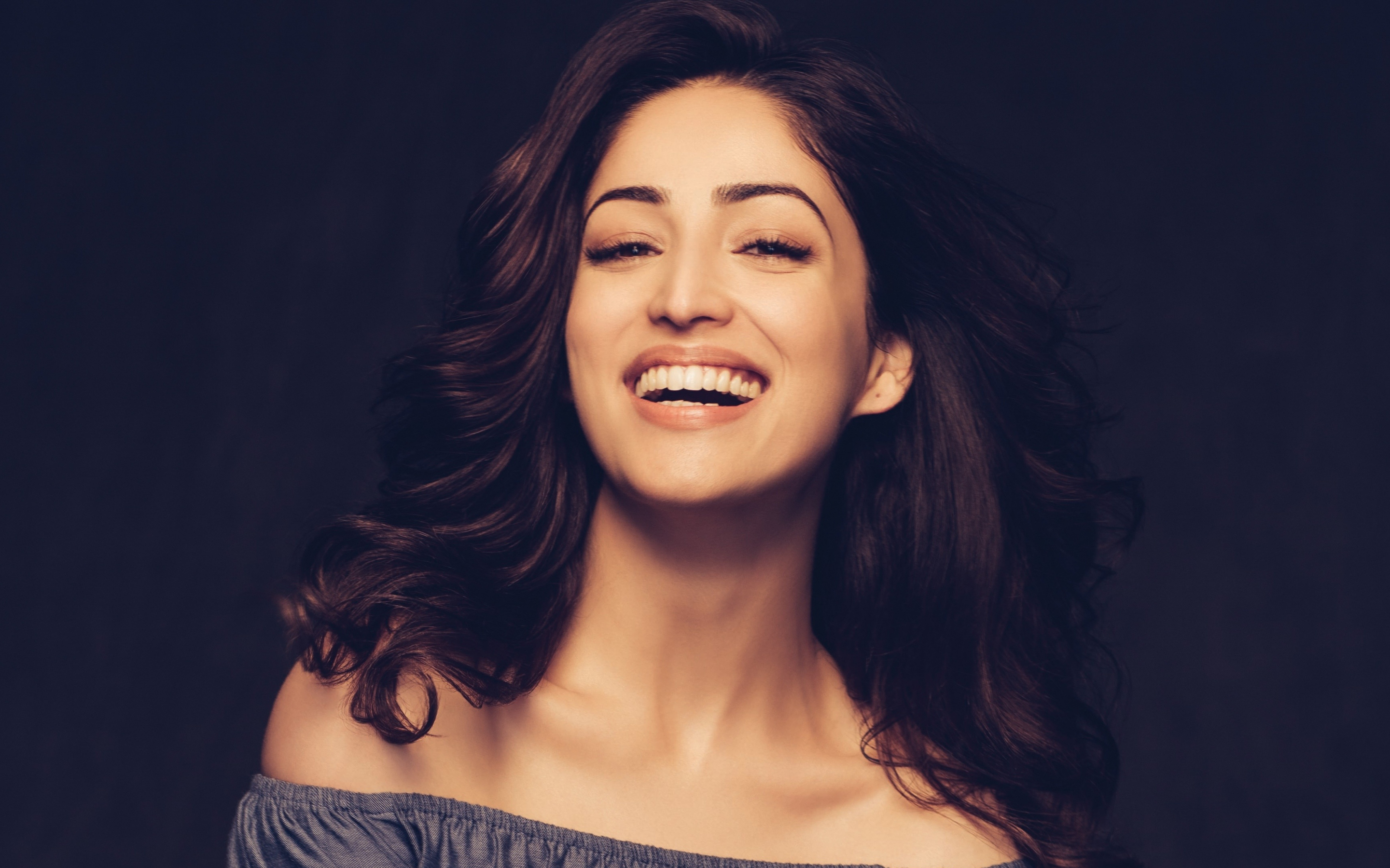Yami Gautam, smile, pretty actress, 2880x1800 wallpaper