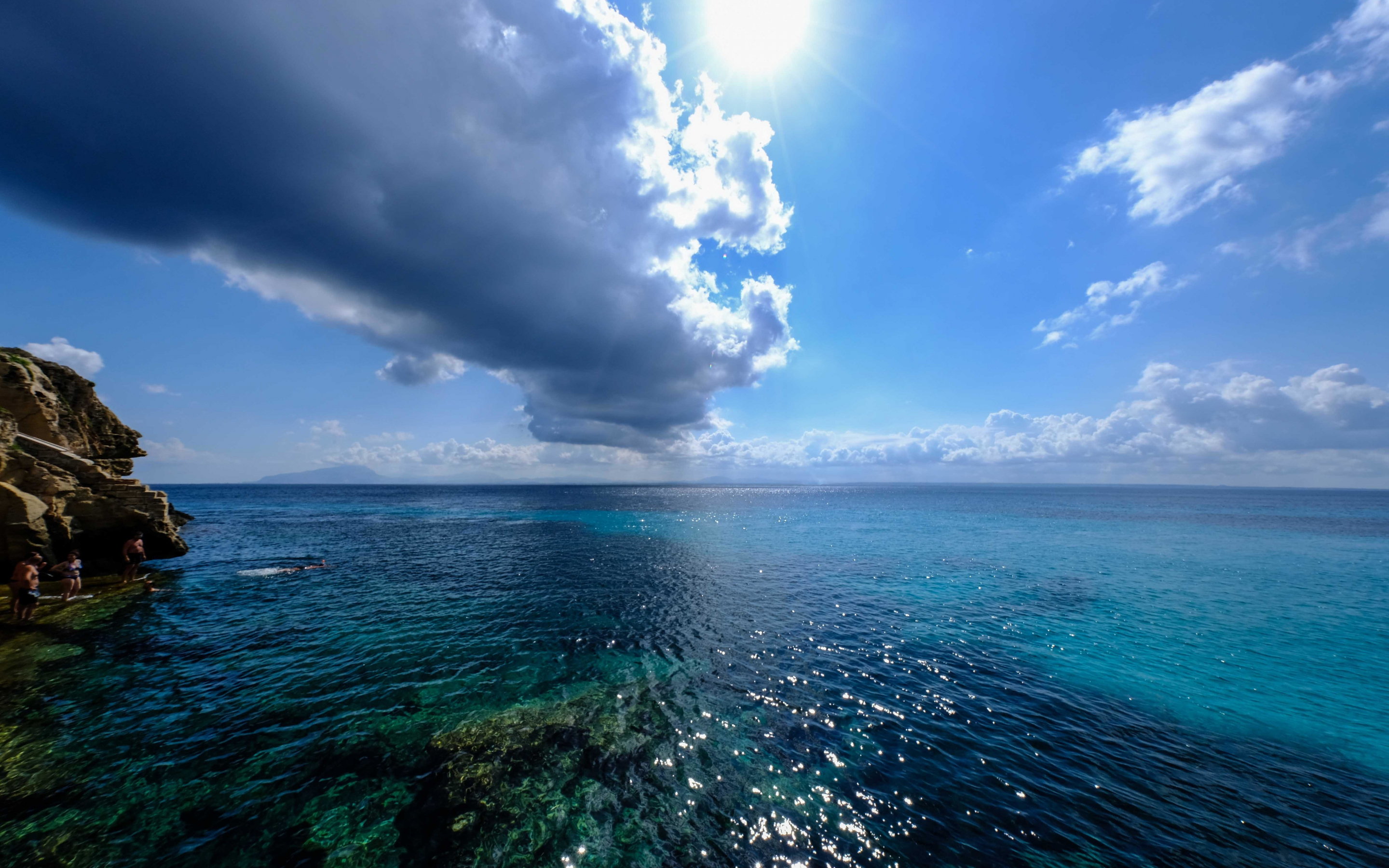 Blue sea, clouds, sunny day, 2880x1800 wallpaper