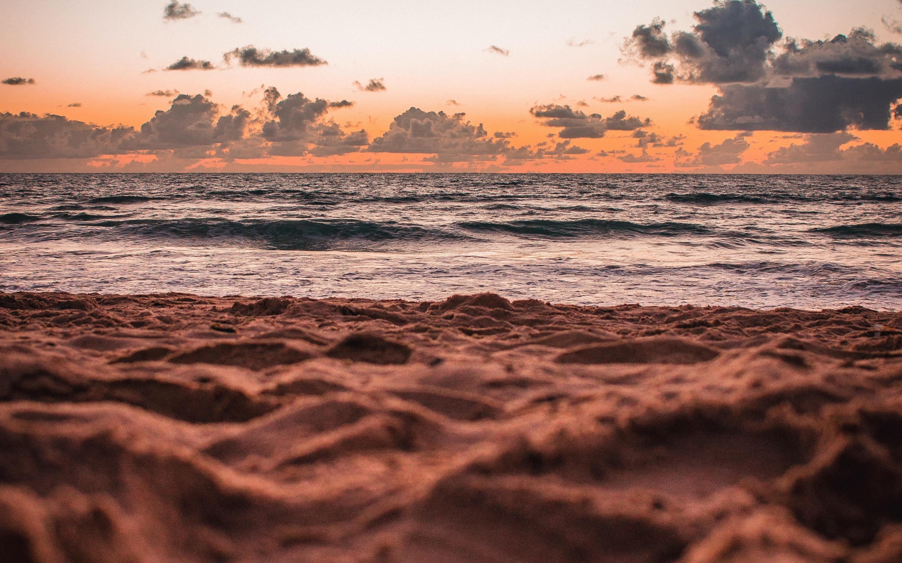 Brown sand, beach, sunset, close up, 2880x1800 wallpaper