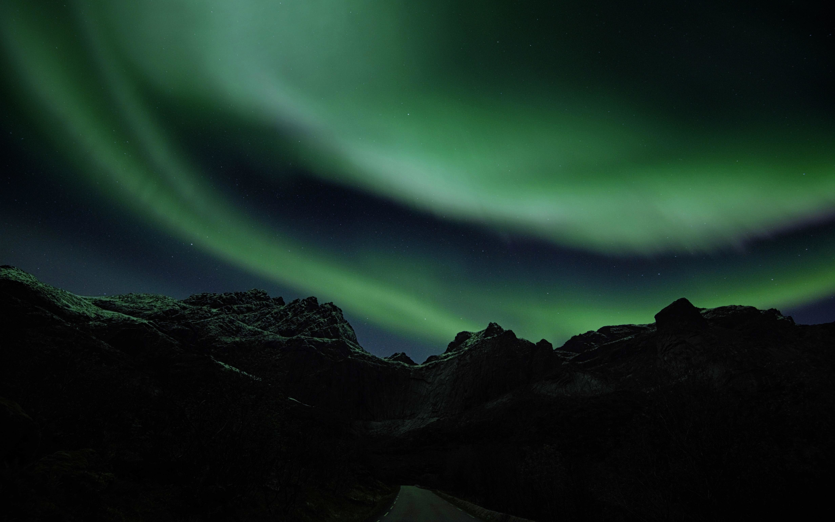 Northern lights, cliffs of mountains, silhouette, 2880x1800 wallpaper