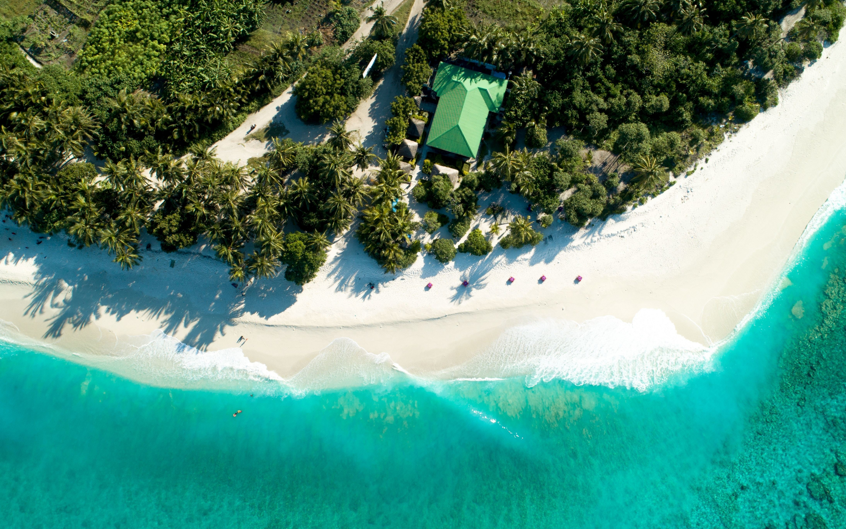 Aerial view, tropical beach, resort, green sea, 2880x1800 wallpaper