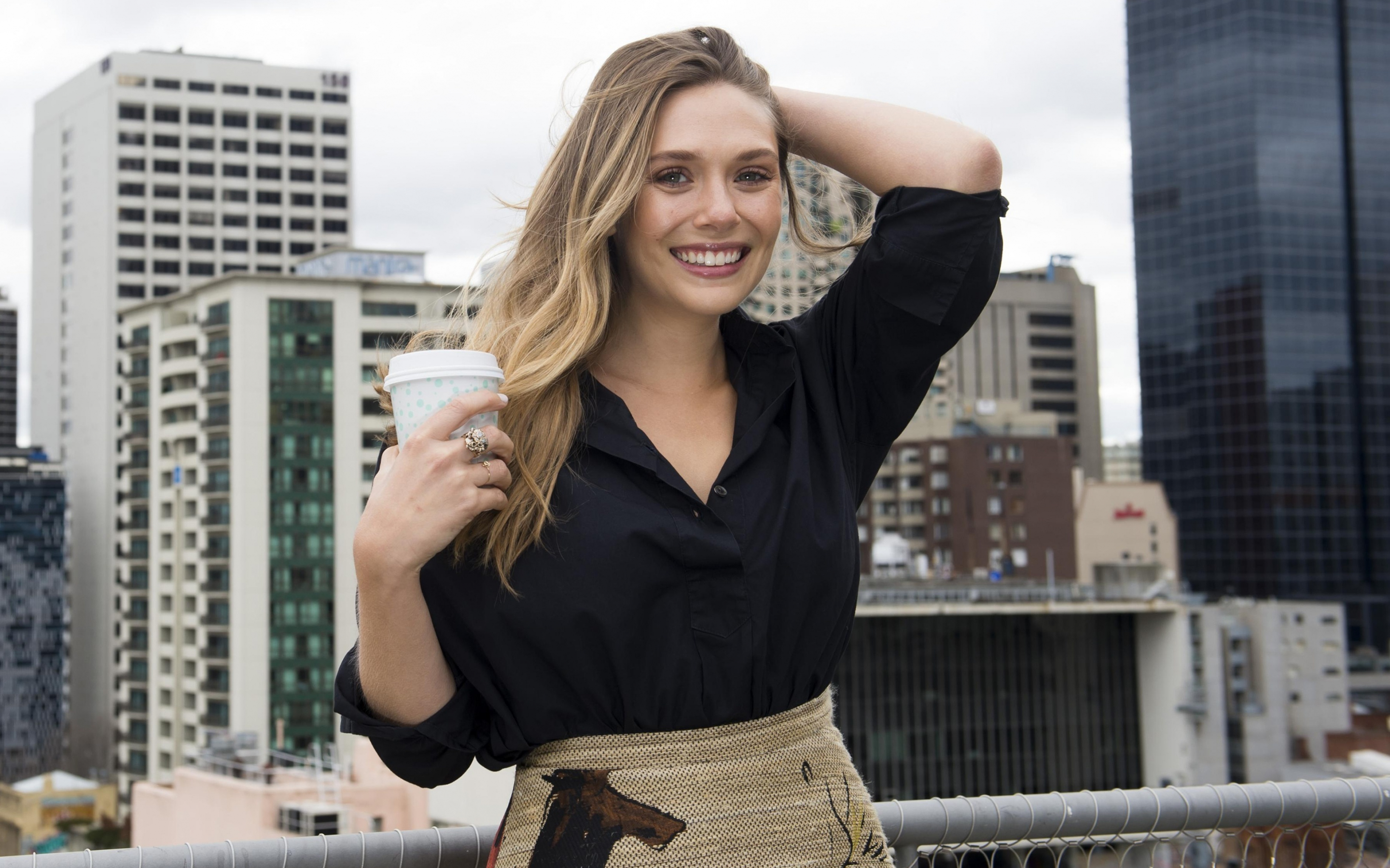 Smile, actress, on roof-top, Elizabeth Olsen, 2880x1800 wallpaper
