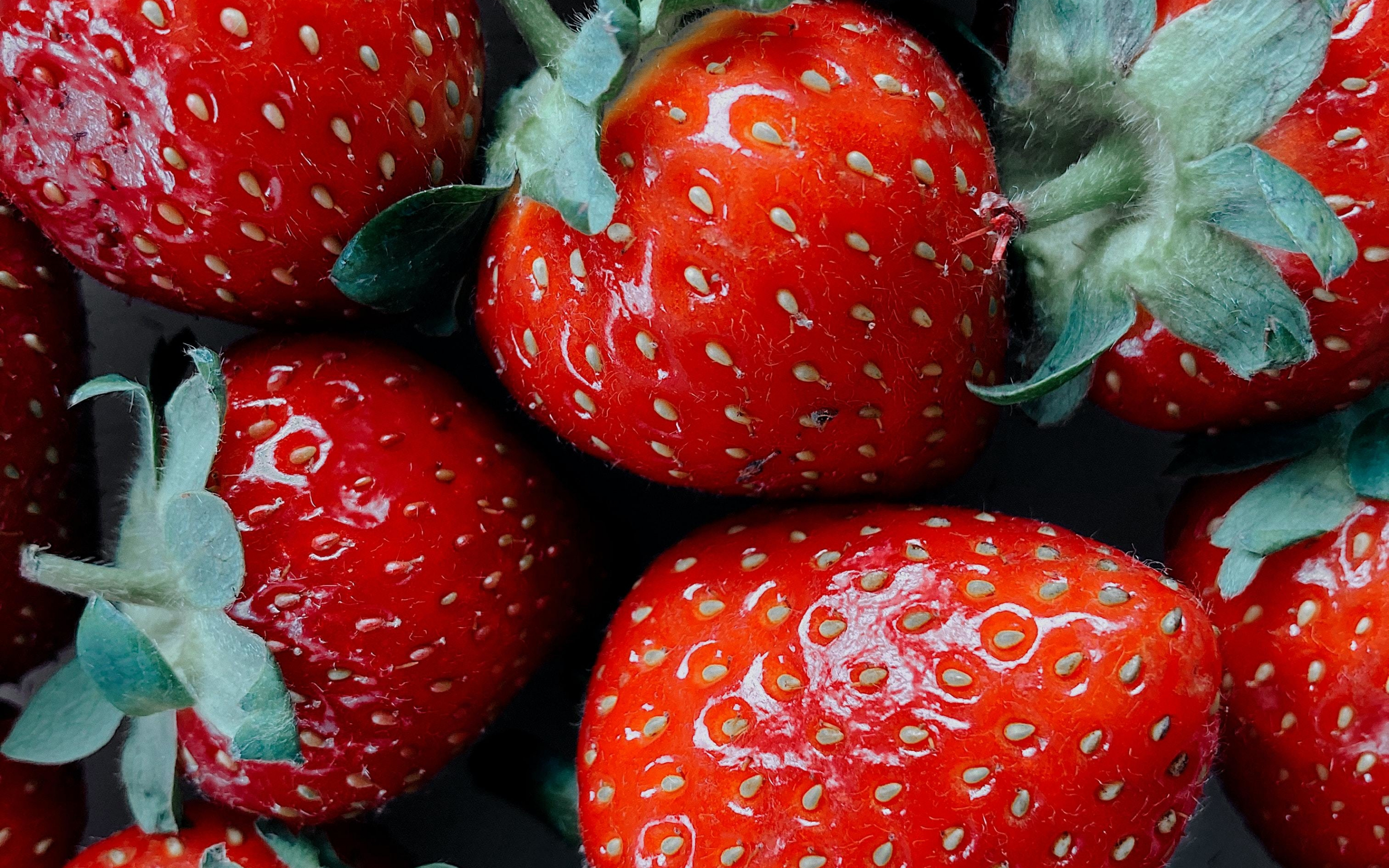 Juicy and fresh strawberries, close up, 2880x1800 wallpaper