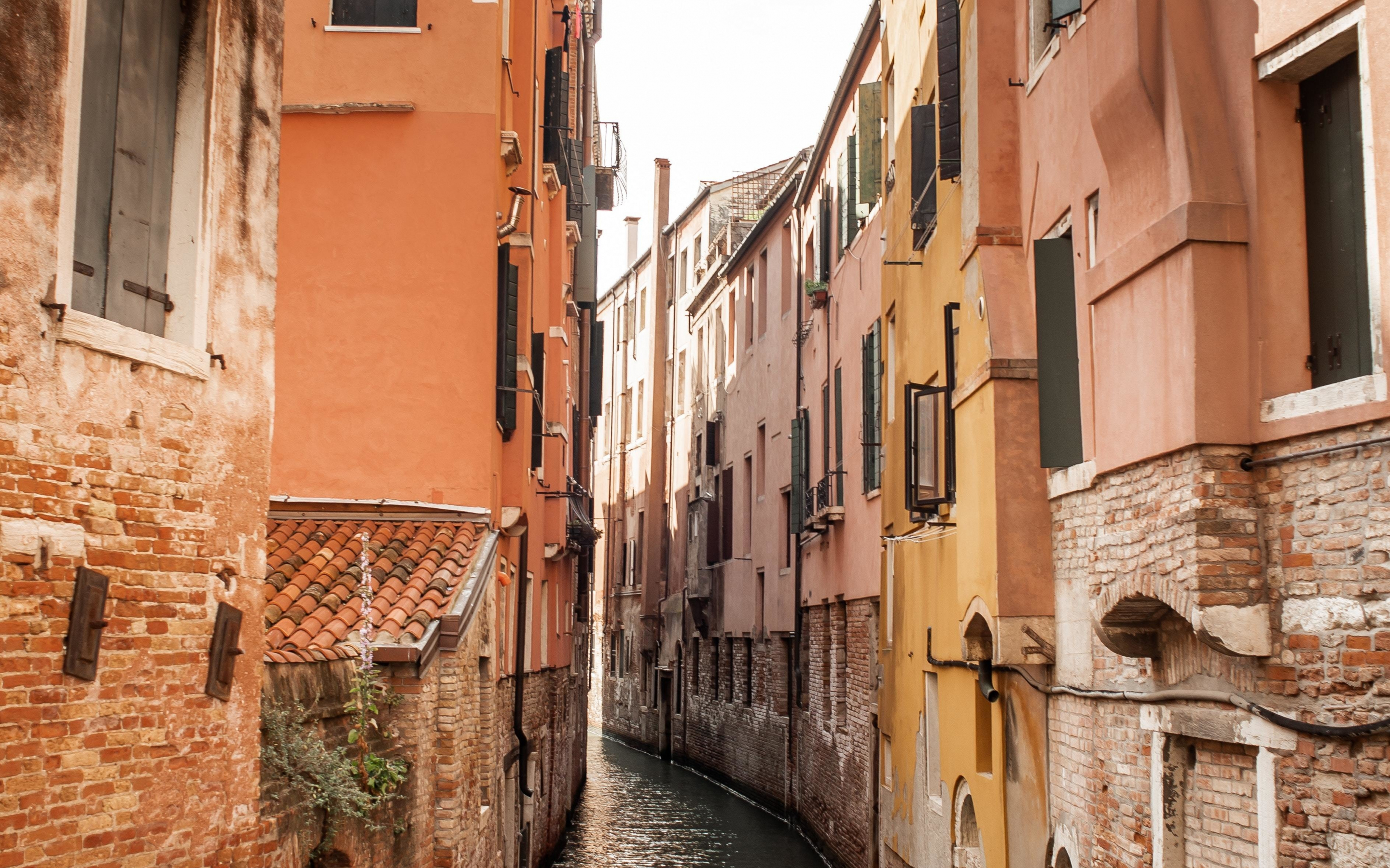 Narrow canal, apartments, Venice, 2880x1800 wallpaper