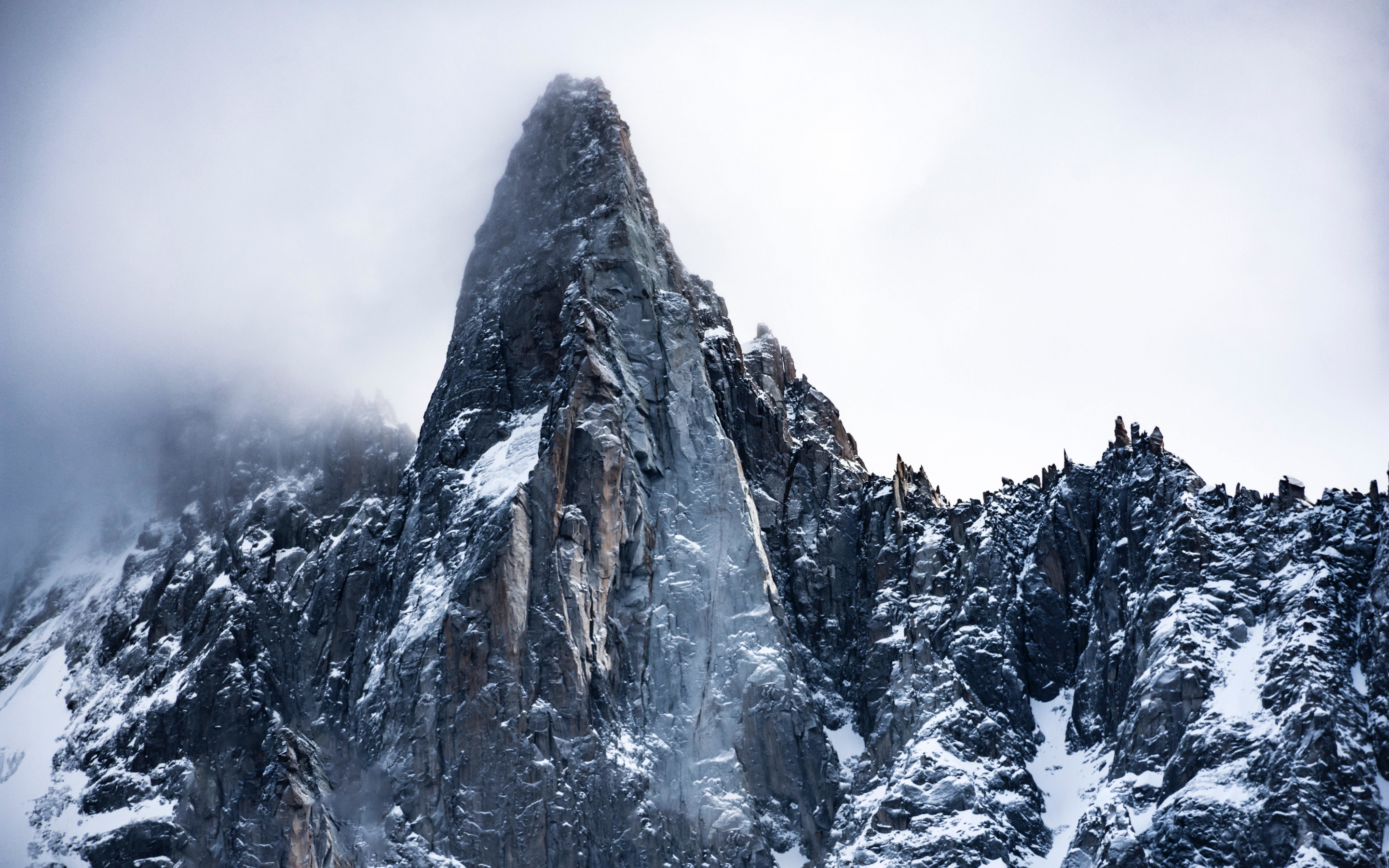 Rocky cliff, fog, mountains, 2880x1800 wallpaper