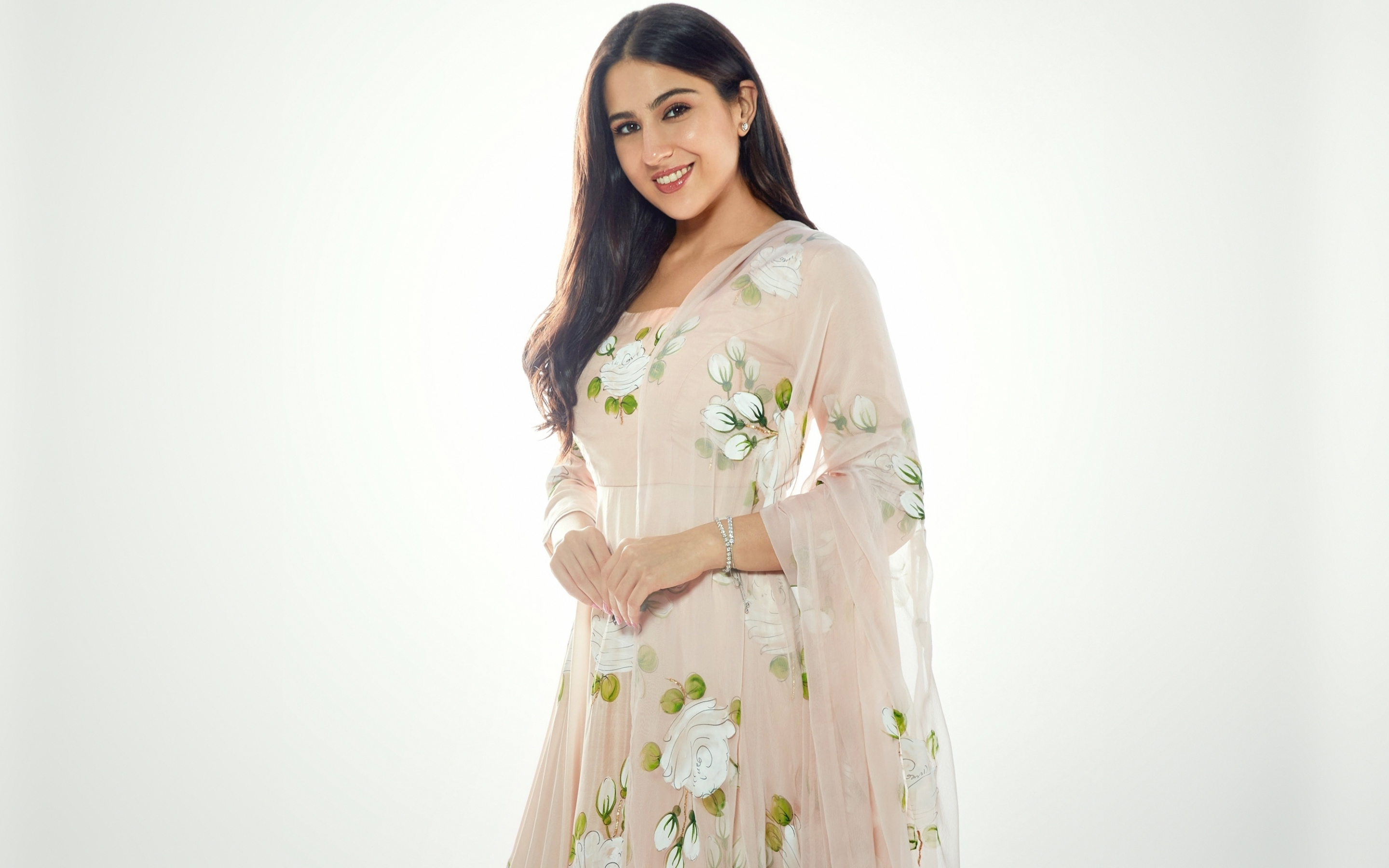 Bollywood star, Sara Ali Khan, 2023, 2880x1800 wallpaper