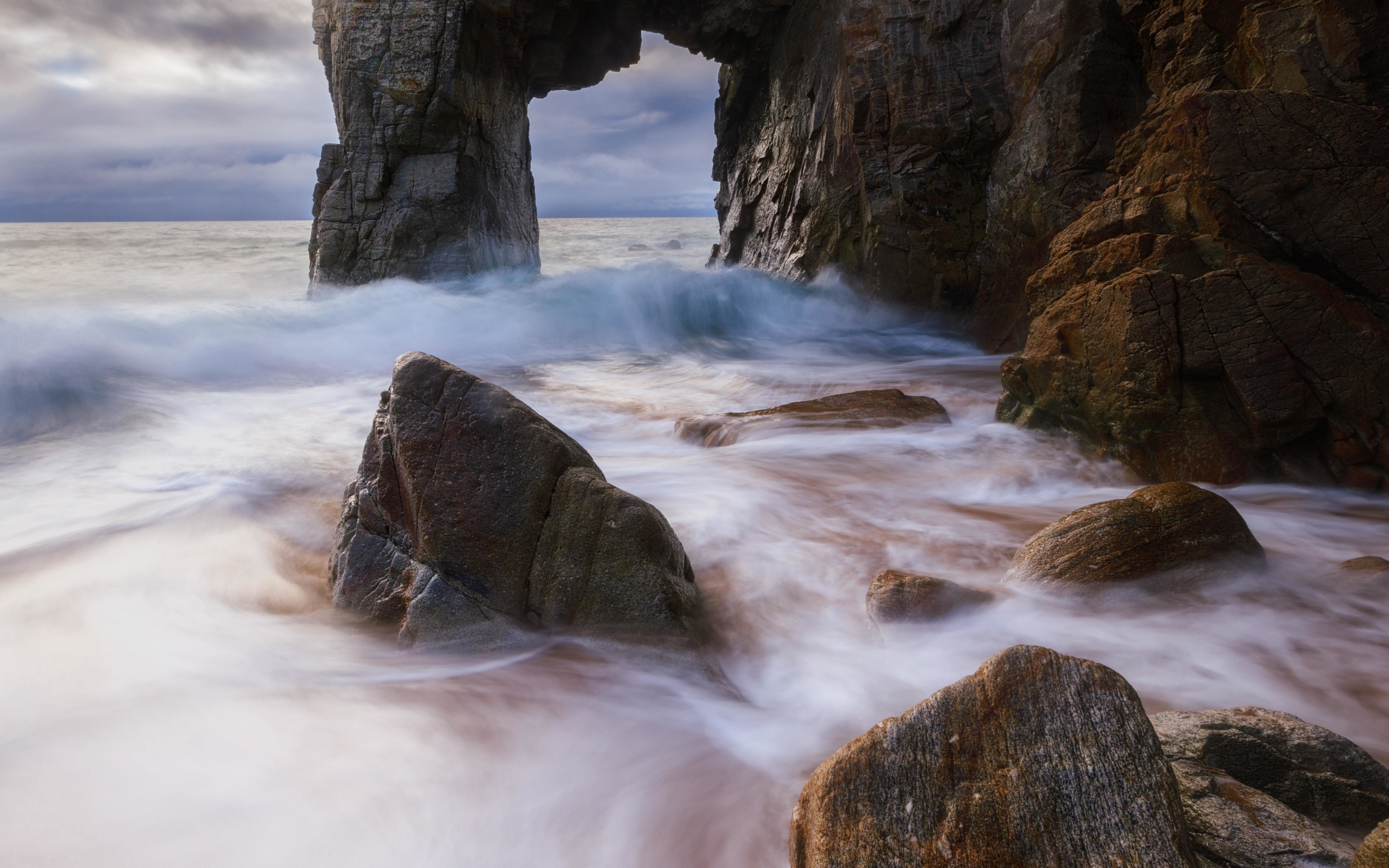 Waves, soft waves, coast, rocks, arch, 2880x1800 wallpaper