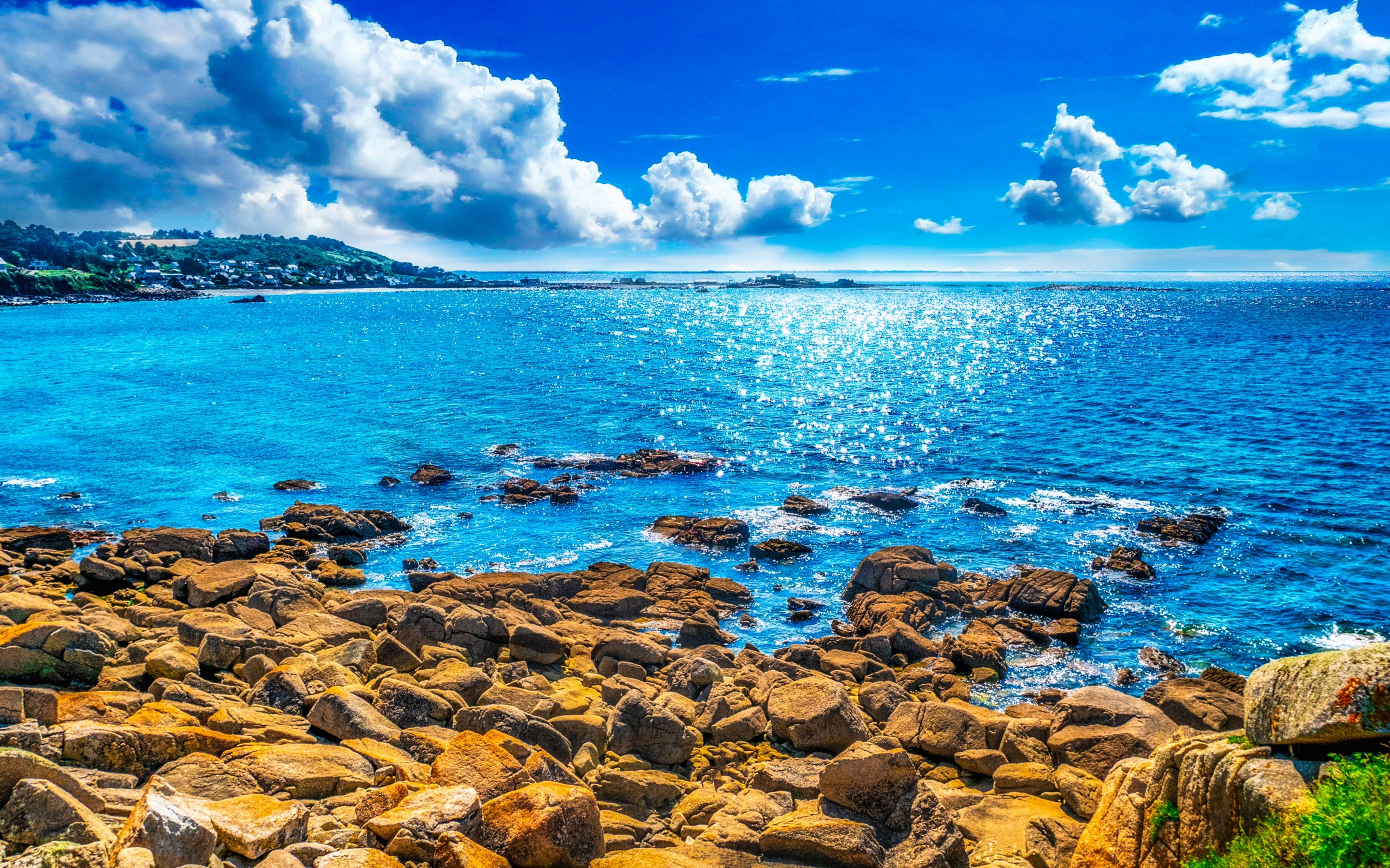 Rocks, coast, sunny day, blue sea, 2880x1800 wallpaper