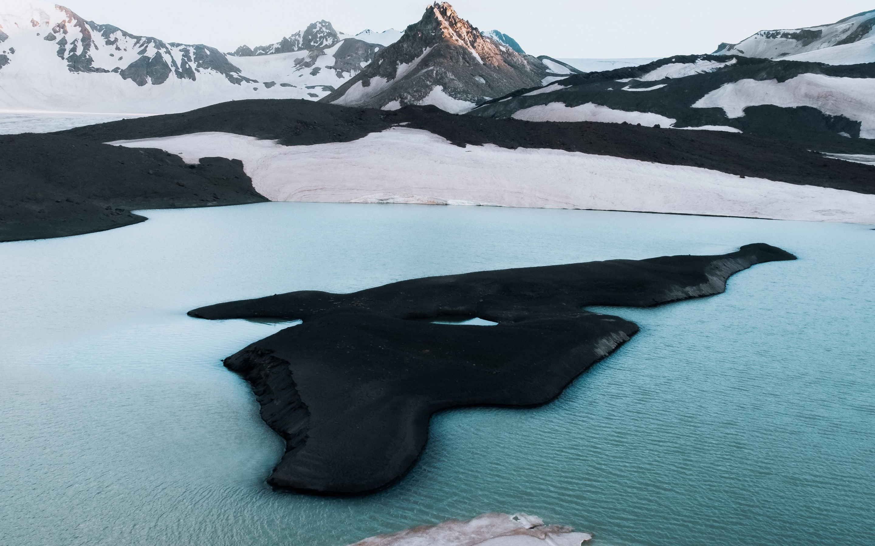 Black island, lake, mountains, aerial view, 2880x1800 wallpaper