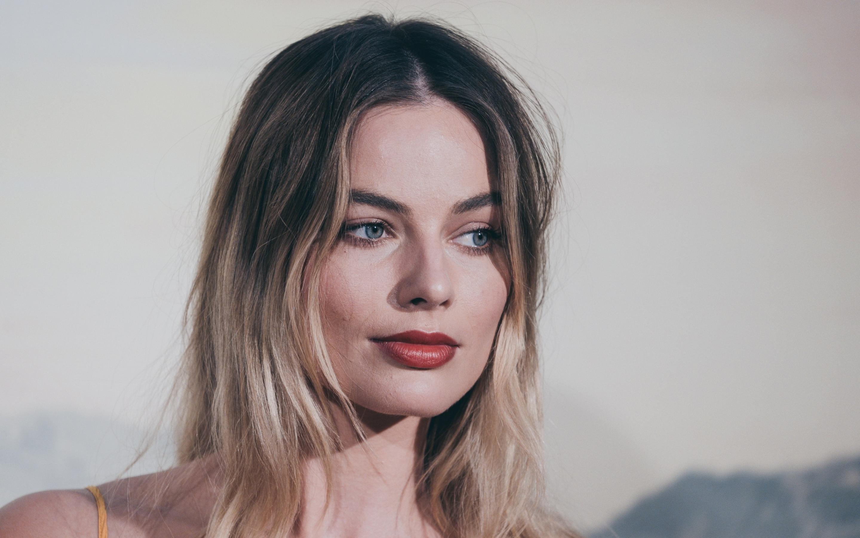 Pretty eyes, Margot Robbie, 2019, 2880x1800 wallpaper
