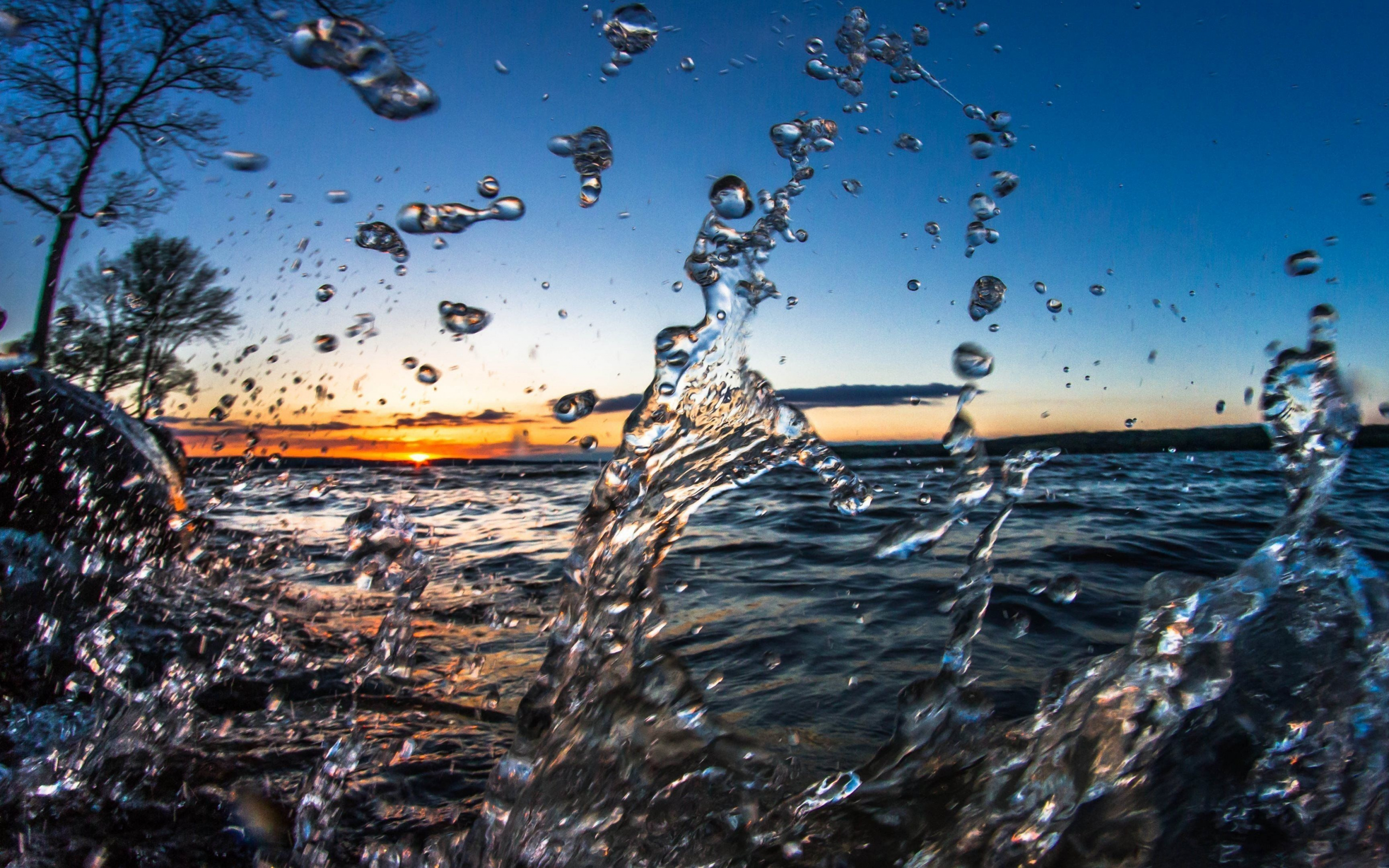 Water splashes, sea, sunset, close up, 2880x1800 wallpaper