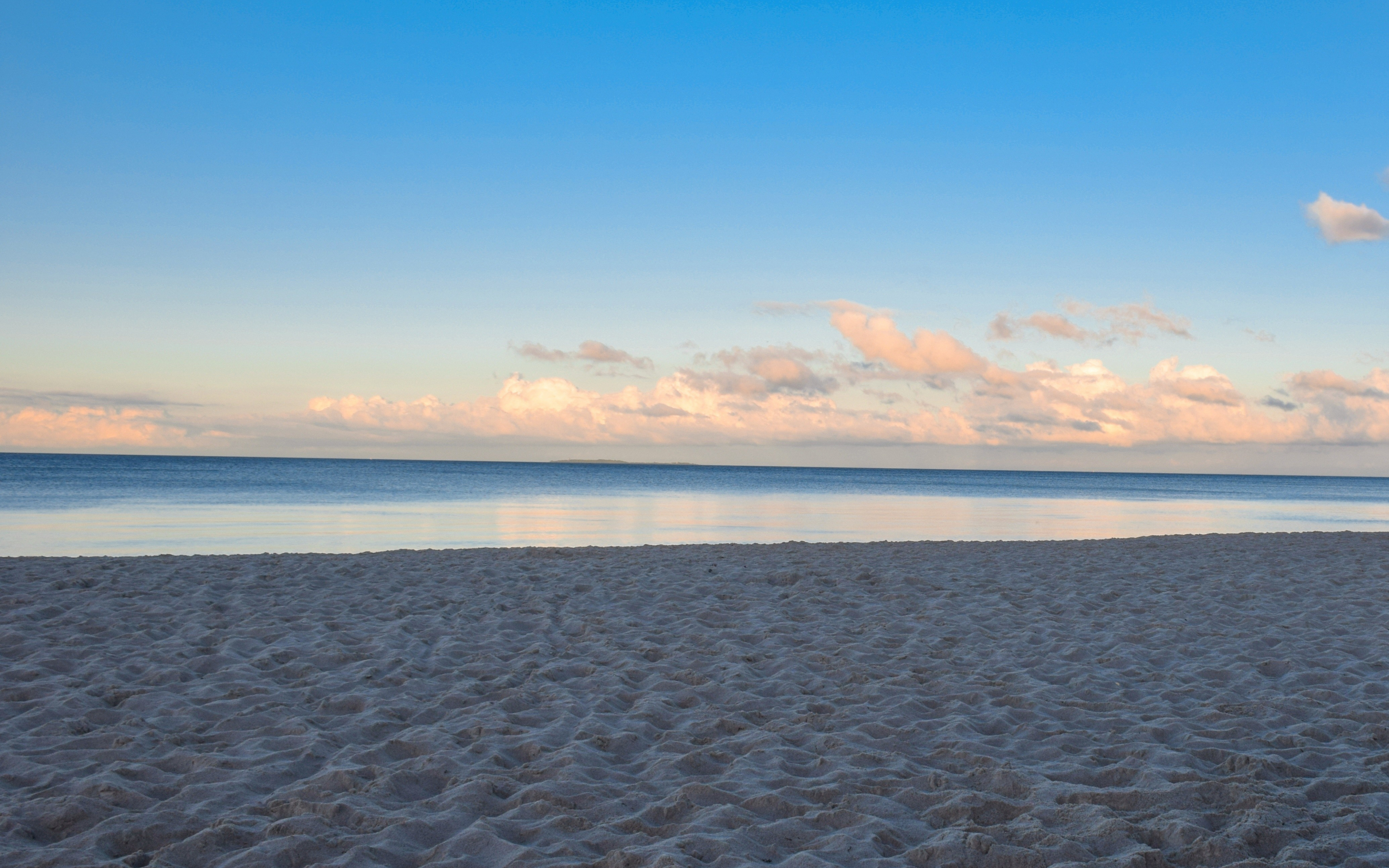 Beach, dawn, sand, blue skyline, sea, 2880x1800 wallpaper