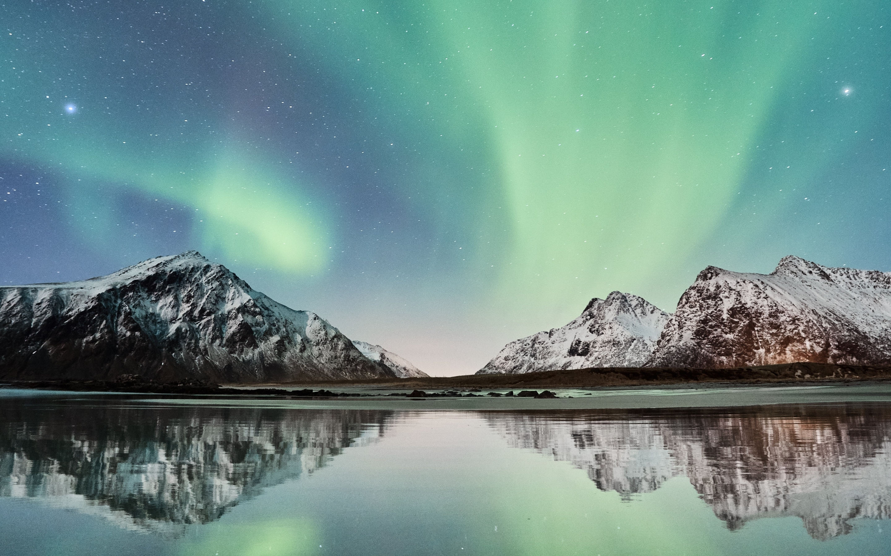 Northern lights, snow mountains, reflections, lake, reflections, 2880x1800 wallpaper