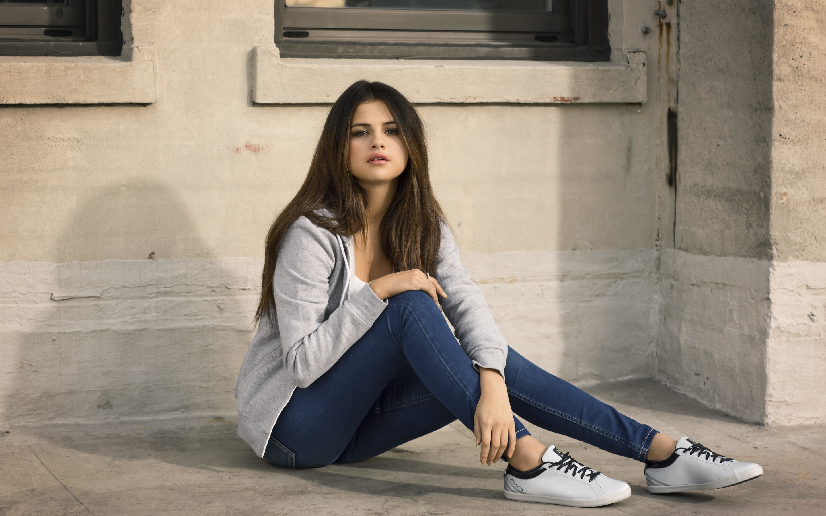 Selena Gomez, blue jeans, actress, 2018, 2880x1800 wallpaper
