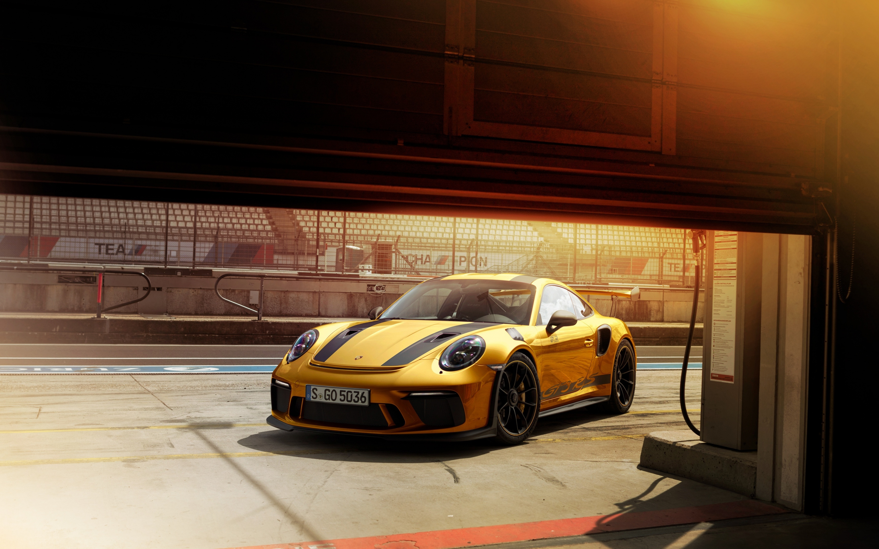 Golden car, Porsche 911 GT3, 2880x1800 wallpaper