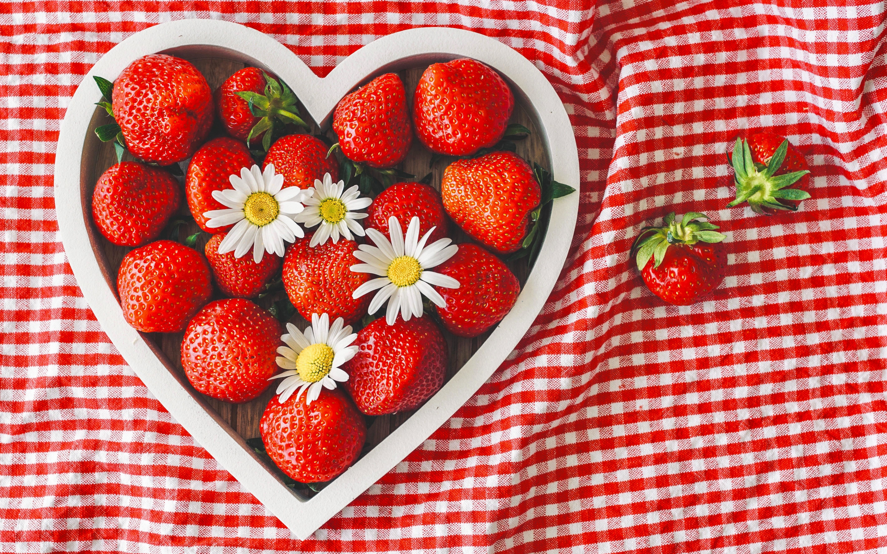 Strawberries bowl, heart shape, fruits, 2880x1800 wallpaper