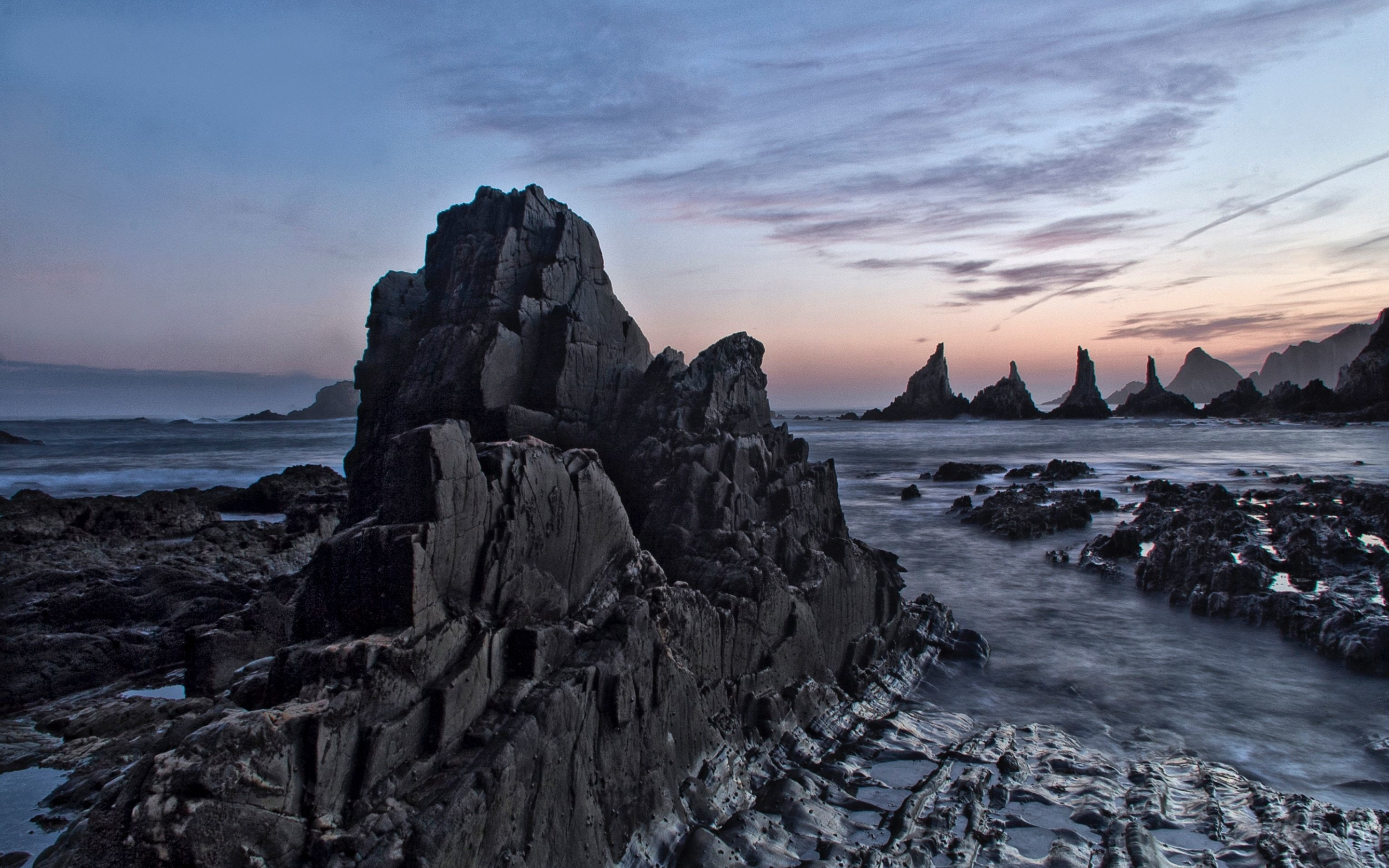 Coast, dark, rocks, sunset, sea, nature, 2880x1800 wallpaper