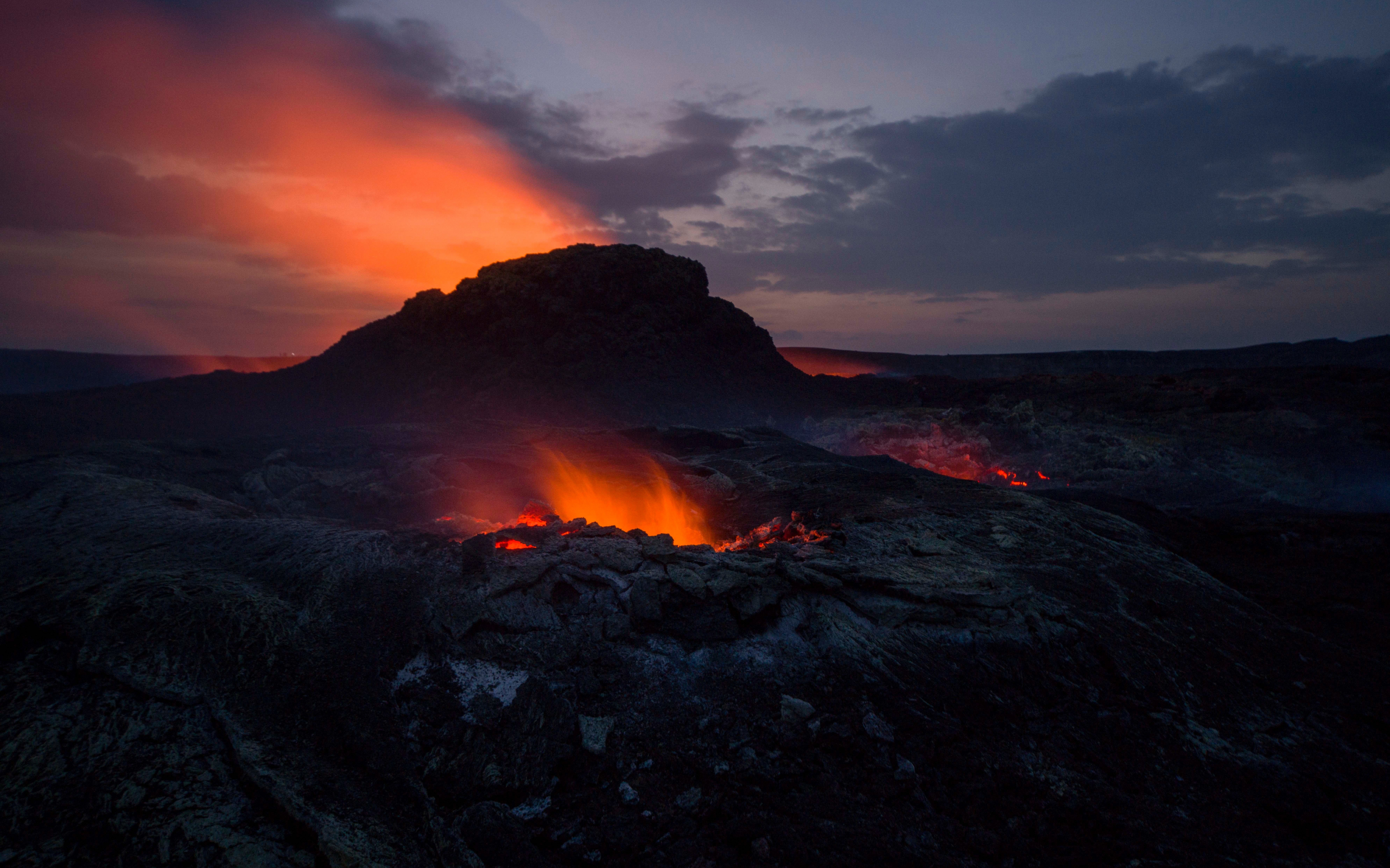 Lava, volcano, dark, fire, 2880x1800 wallpaper