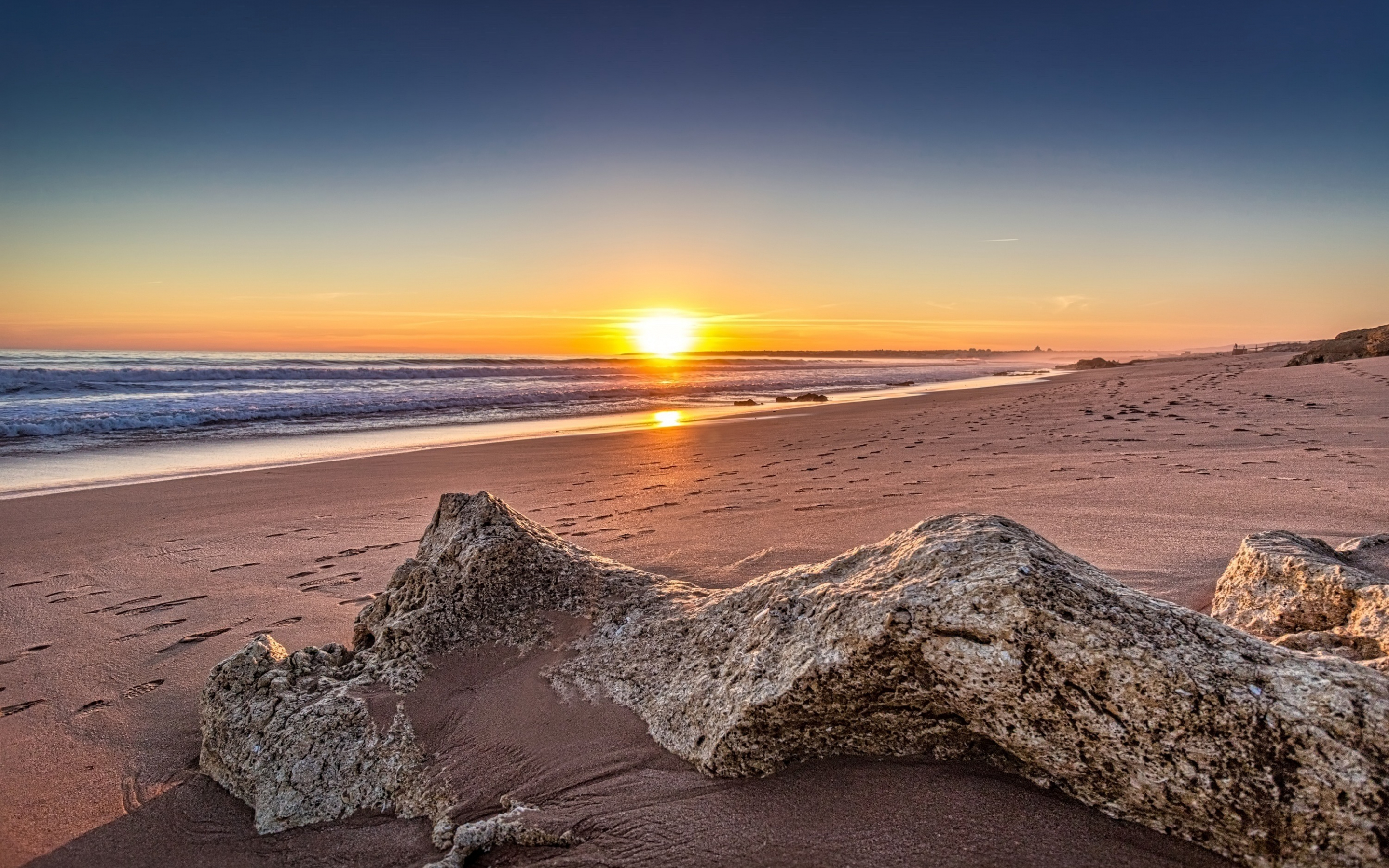 Skyline, coast, sand, rocks, beach, sunrise, 2880x1800 wallpaper