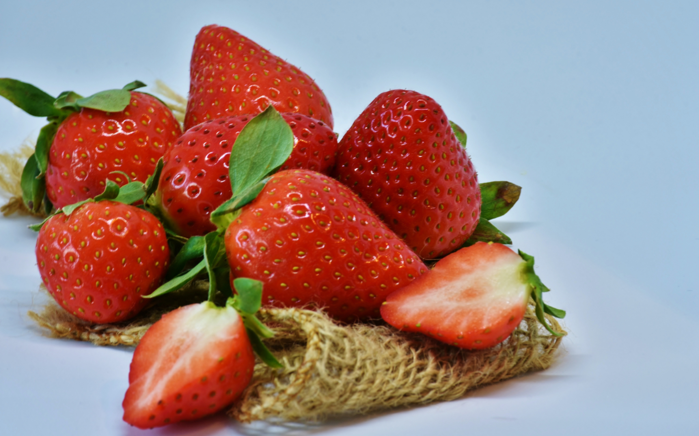 Strawberries, fruits, close up, slices, 2880x1800 wallpaper
