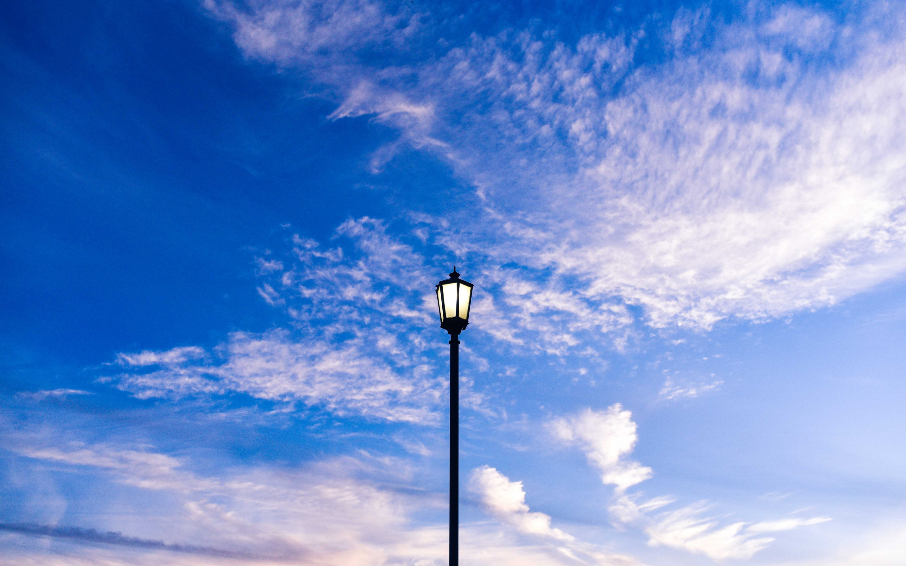 Street light, blue sky, 2880x1800 wallpaper