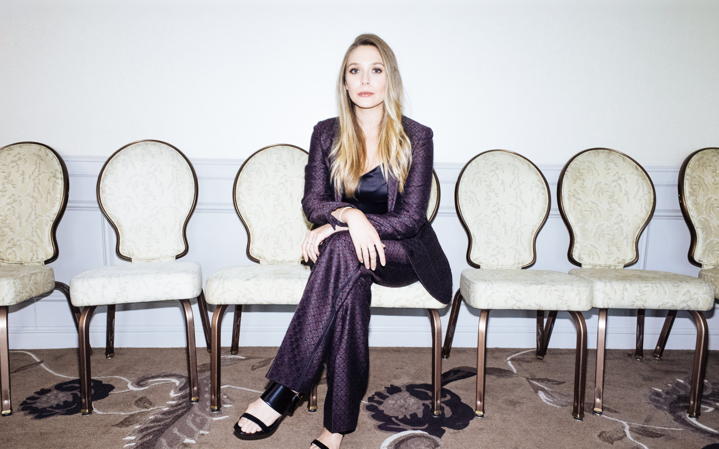 Confident, celebrity, sit, Elizabeth Olsen, 2880x1800 wallpaper