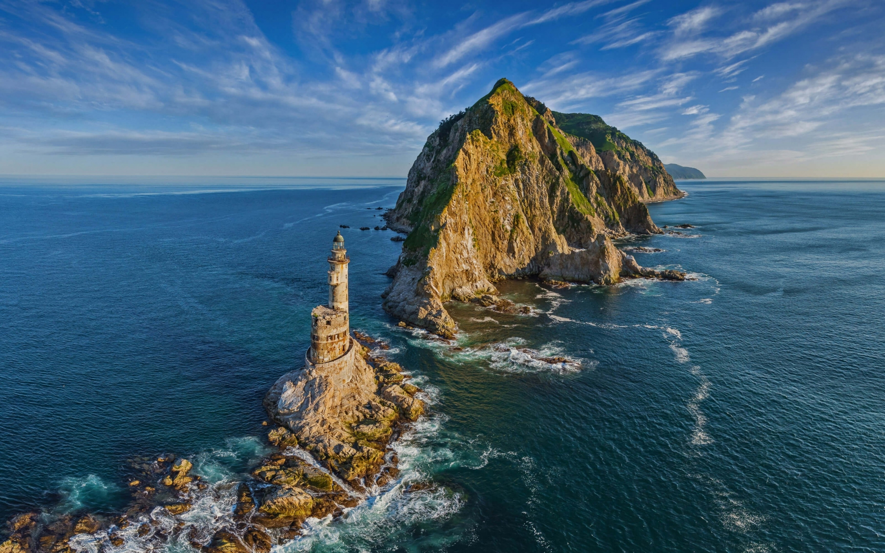 Lighthouse, sea, coastal island, Russia, 2880x1800 wallpaper