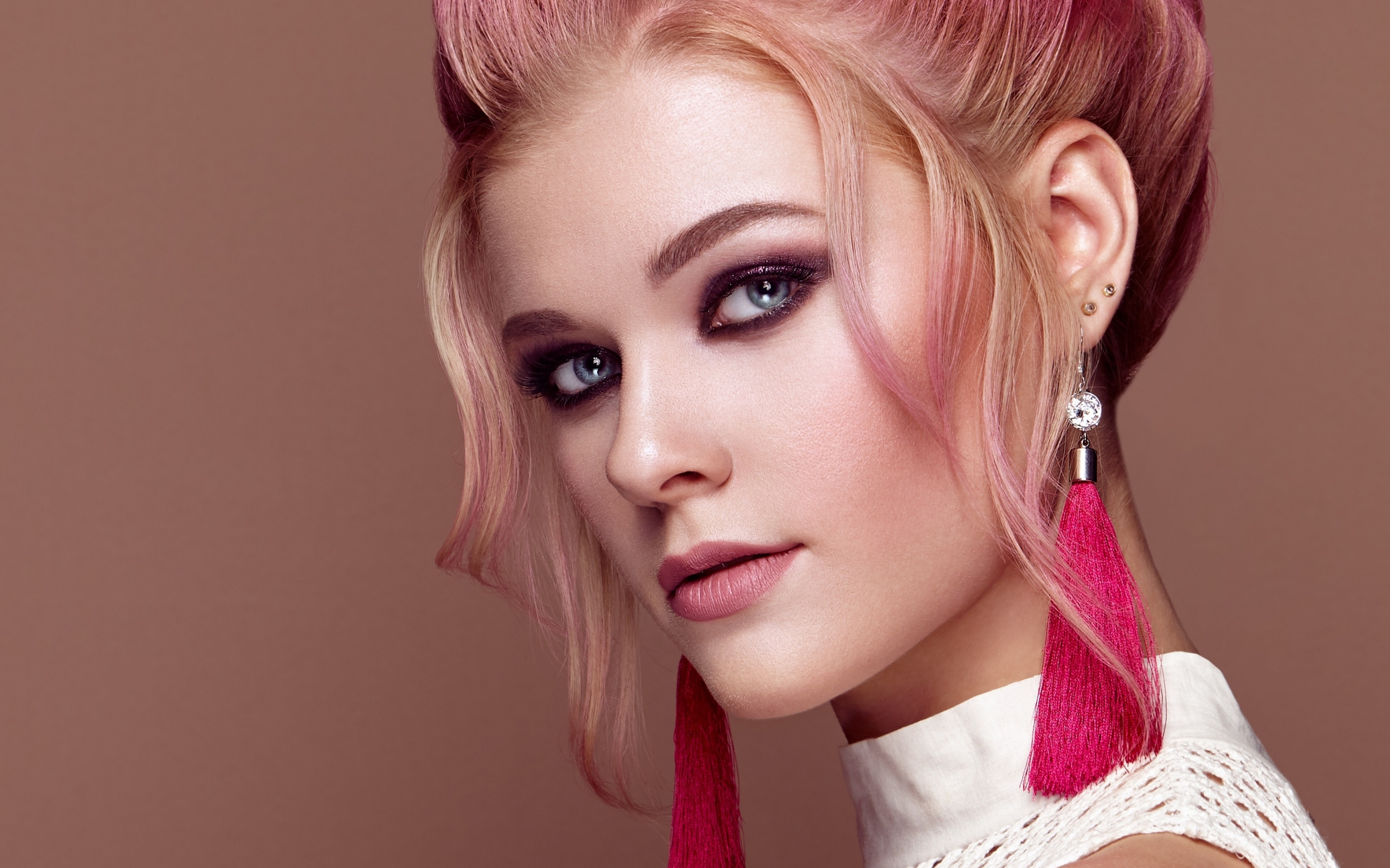 Makeup, gorgeous woman, colorful hairs, model, 2880x1800 wallpaper