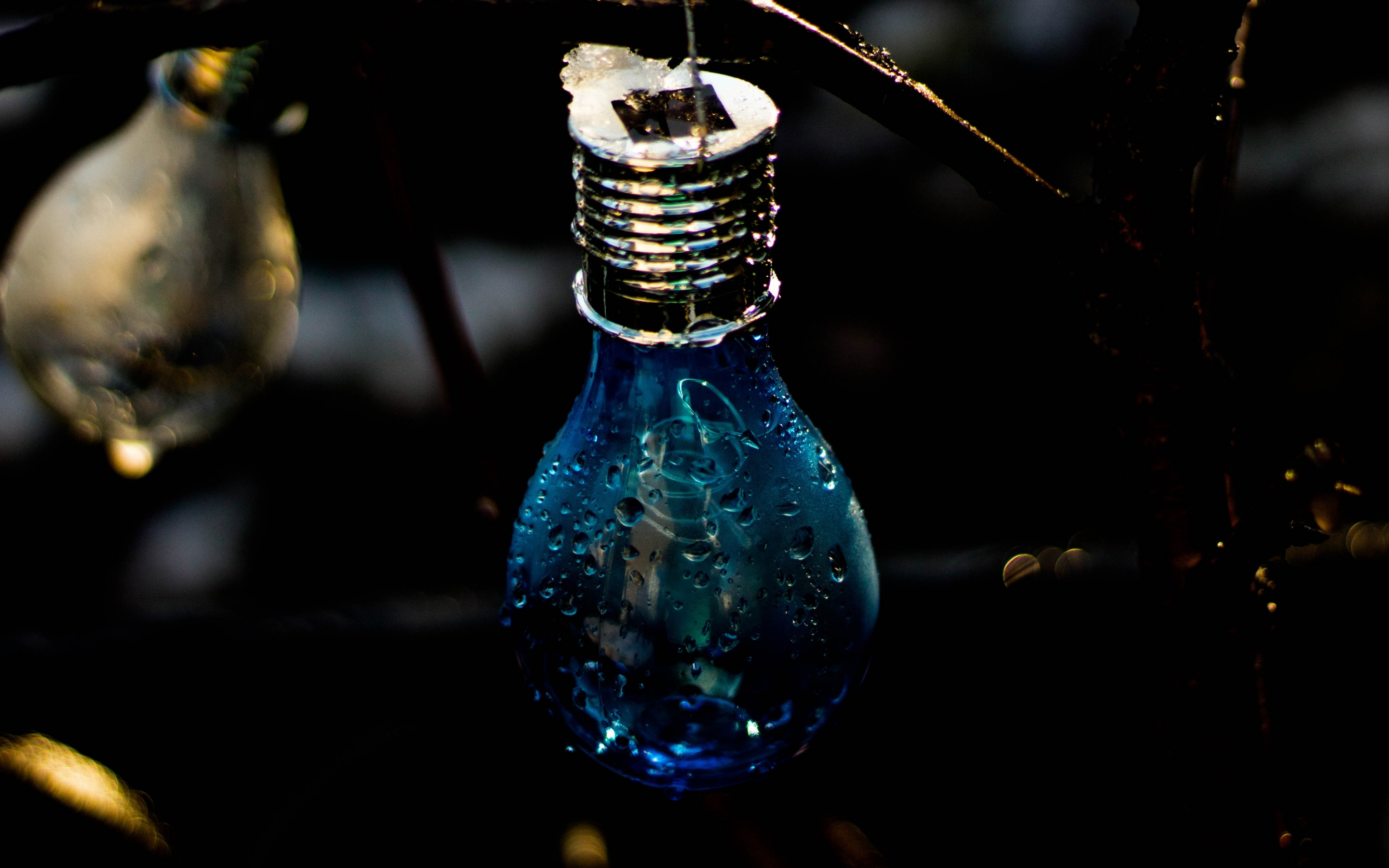 Light bulb, close up, dark, blue colors, 2880x1800 wallpaper