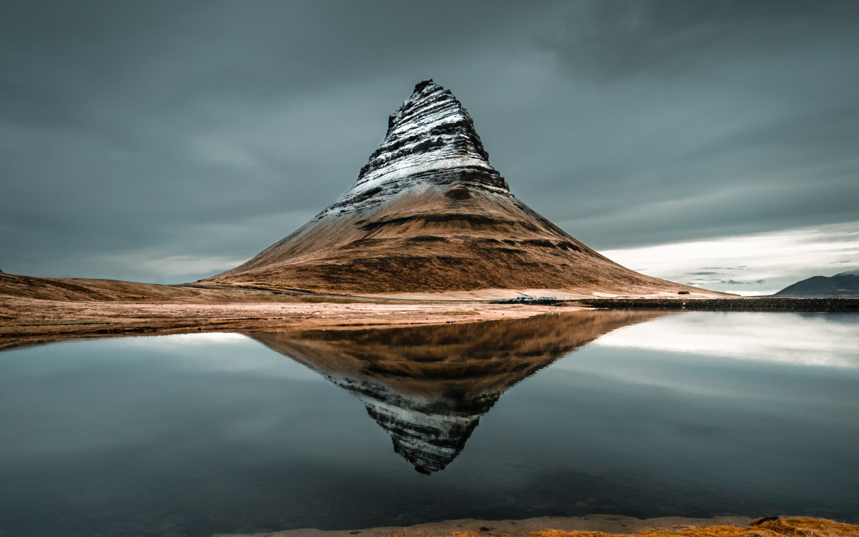 Kirkjufell, mountain, peak, lake, reflections, Iceland, 2880x1800 wallpaper