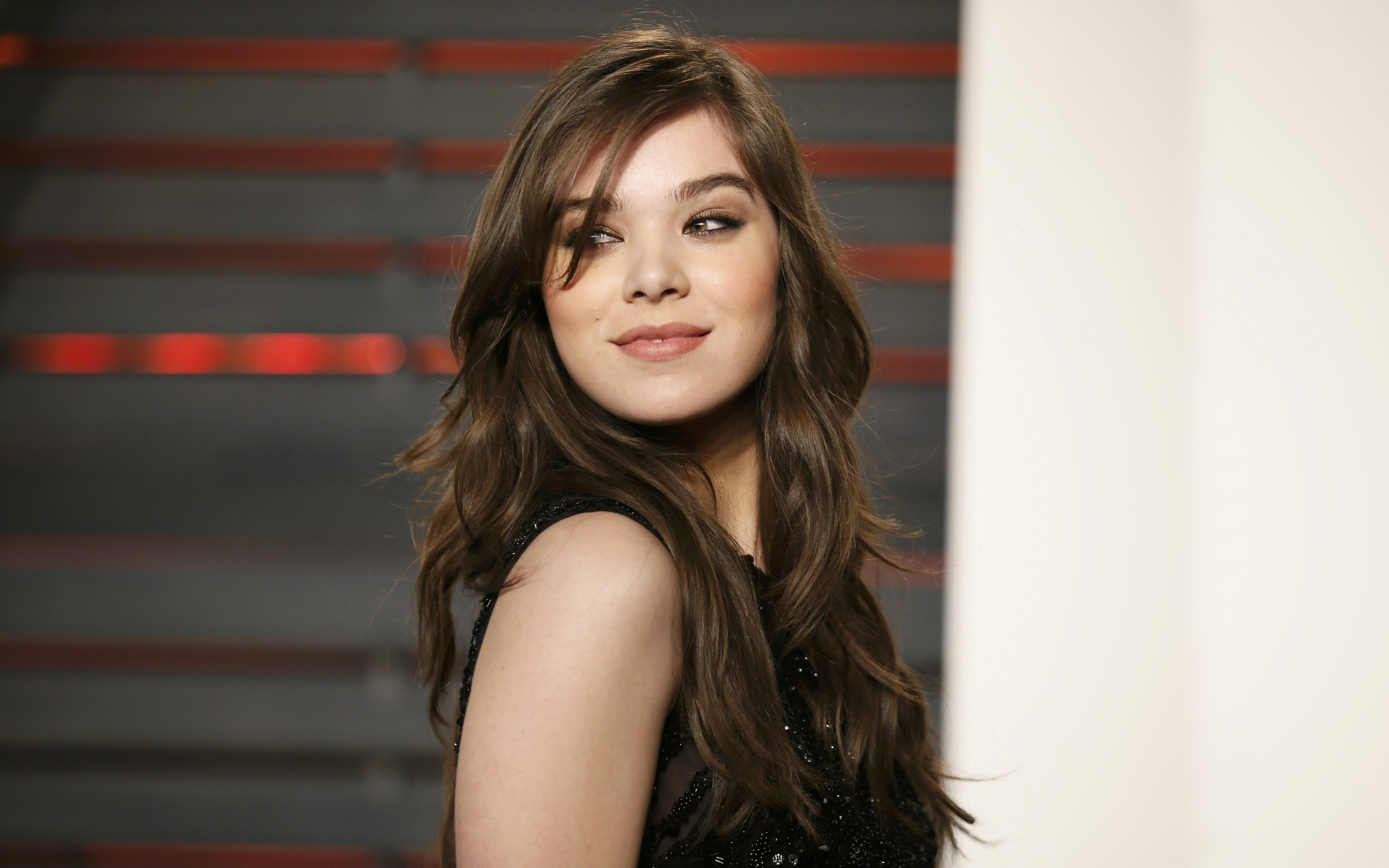 Gorgeous, beautiful smile, Famous actress, Hailee Steinfeld, 2880x1800 wallpaper