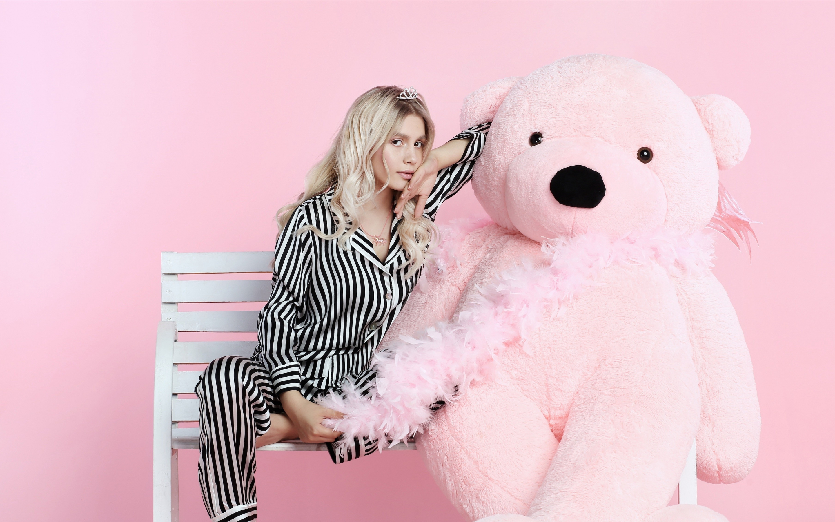 Teddy bear and Aleyna Tilki, celebrity, 2880x1800 wallpaper