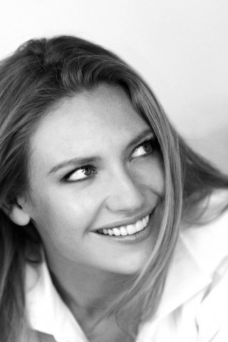 Black and white, Anna Torv, smile, 240x320 wallpaper