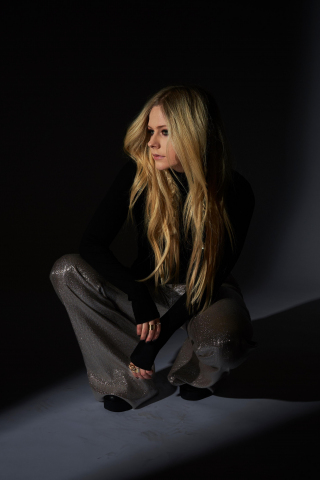 Singer, blonde, Avril Lavigne, dark, 240x320 wallpaper